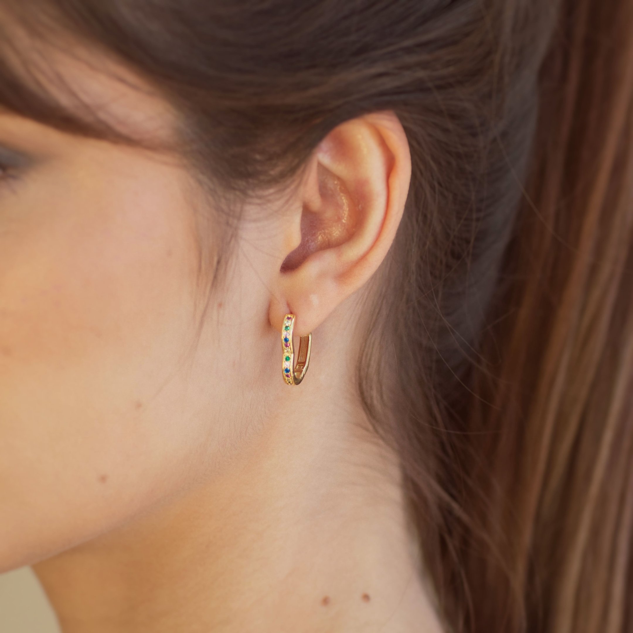 KIT 3 PARES BRINCO CORAÇÃO COM ZIRCÔNIAS COLORIDAS DOURADO FOHEADO