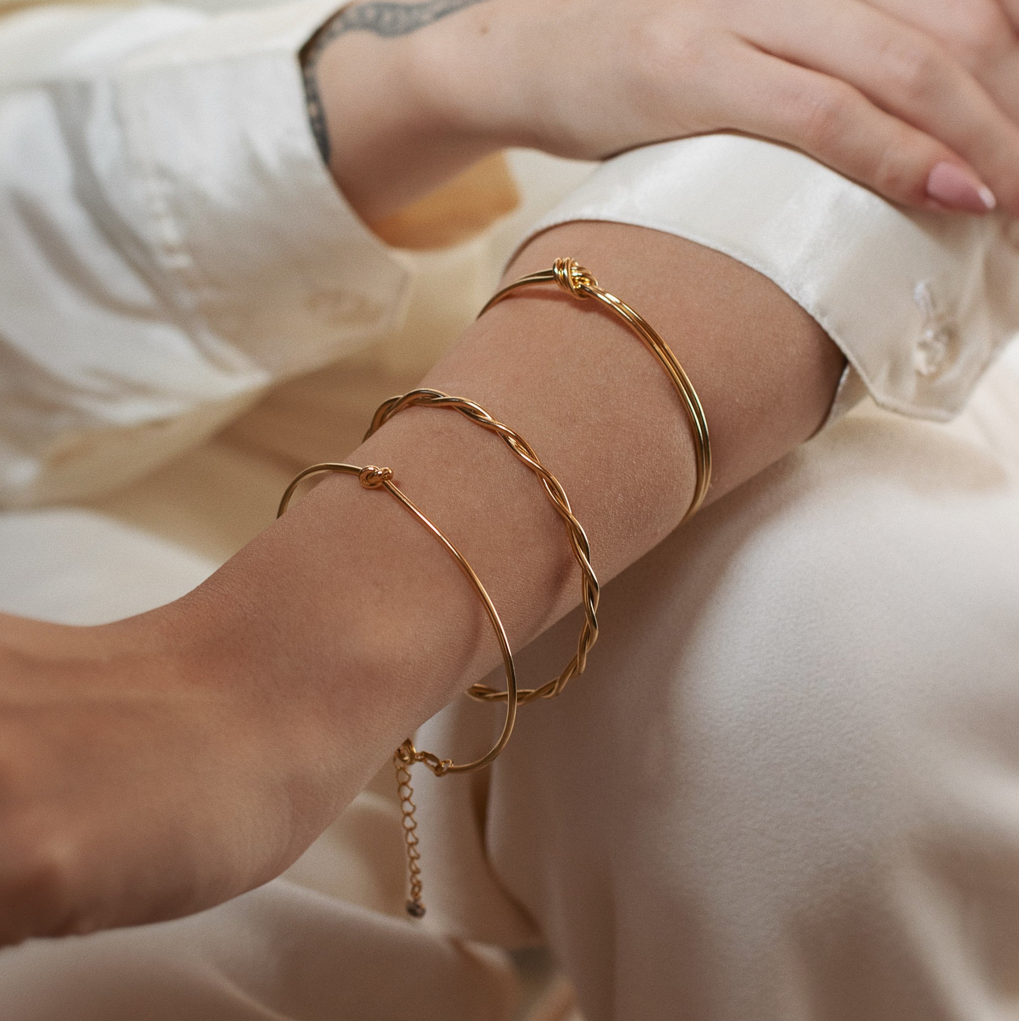 BRACELETE NÓ FIO DUPLO DOURADO FOLHEADO