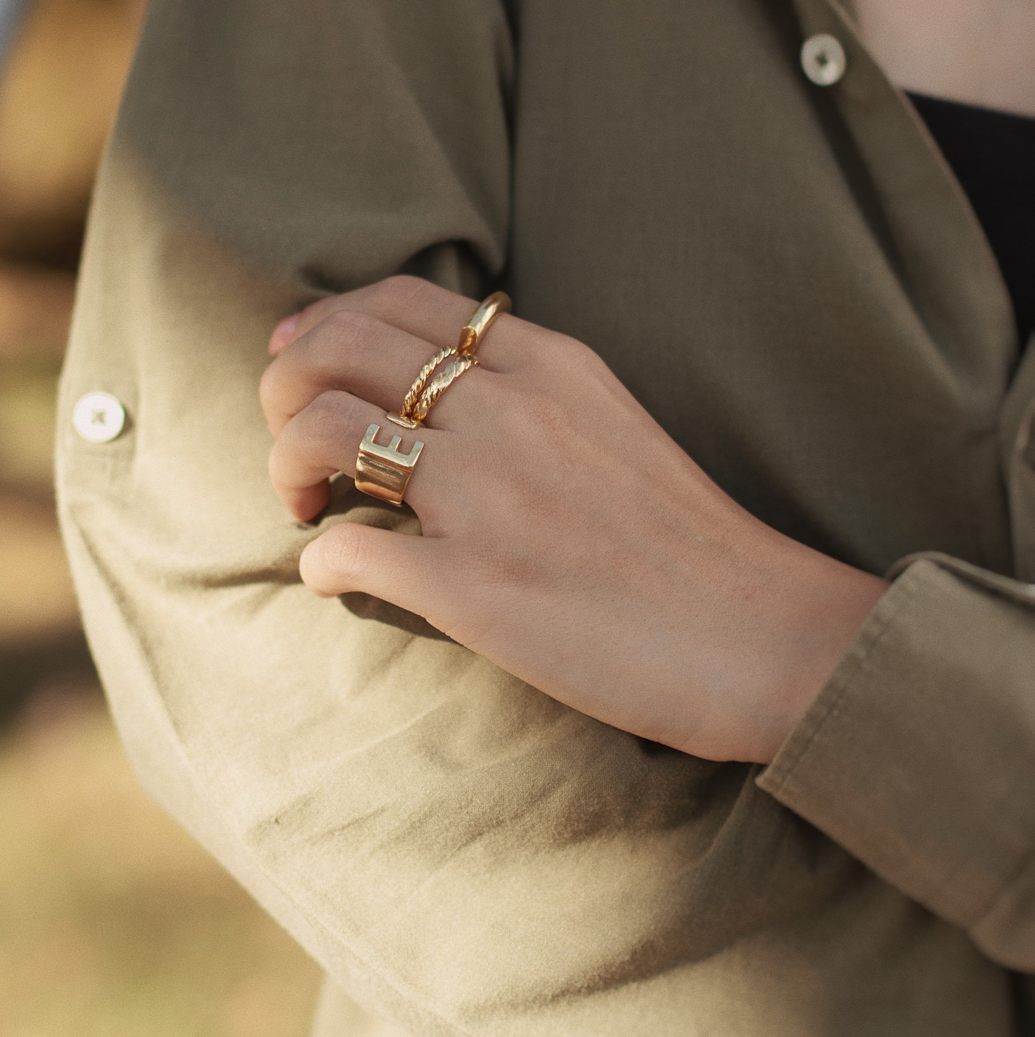 ANEL LISO RETANGULAR DOURADO FOLHEADO