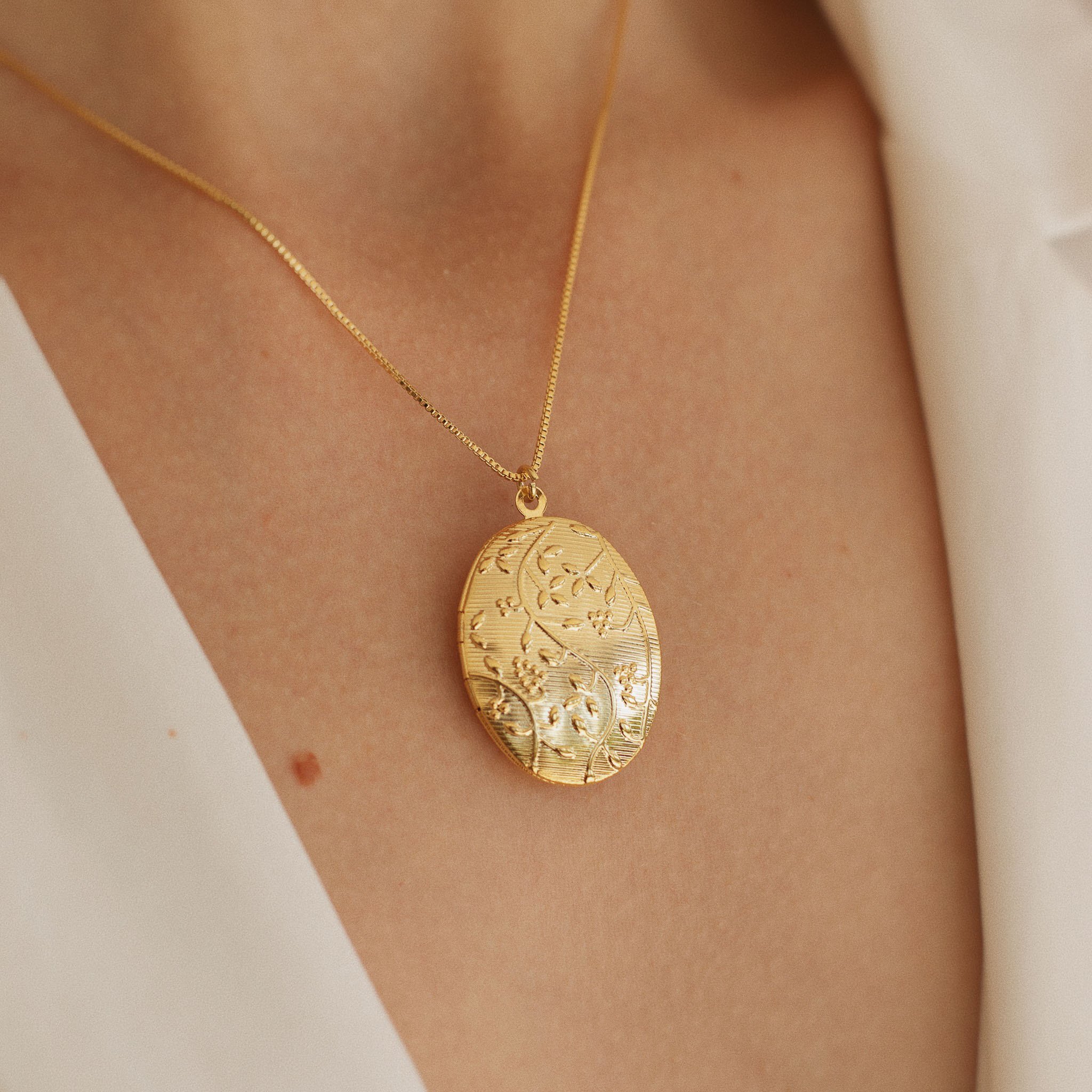 RELICARIO OVAL FOLHINHAS DOURADO FOLHADO
