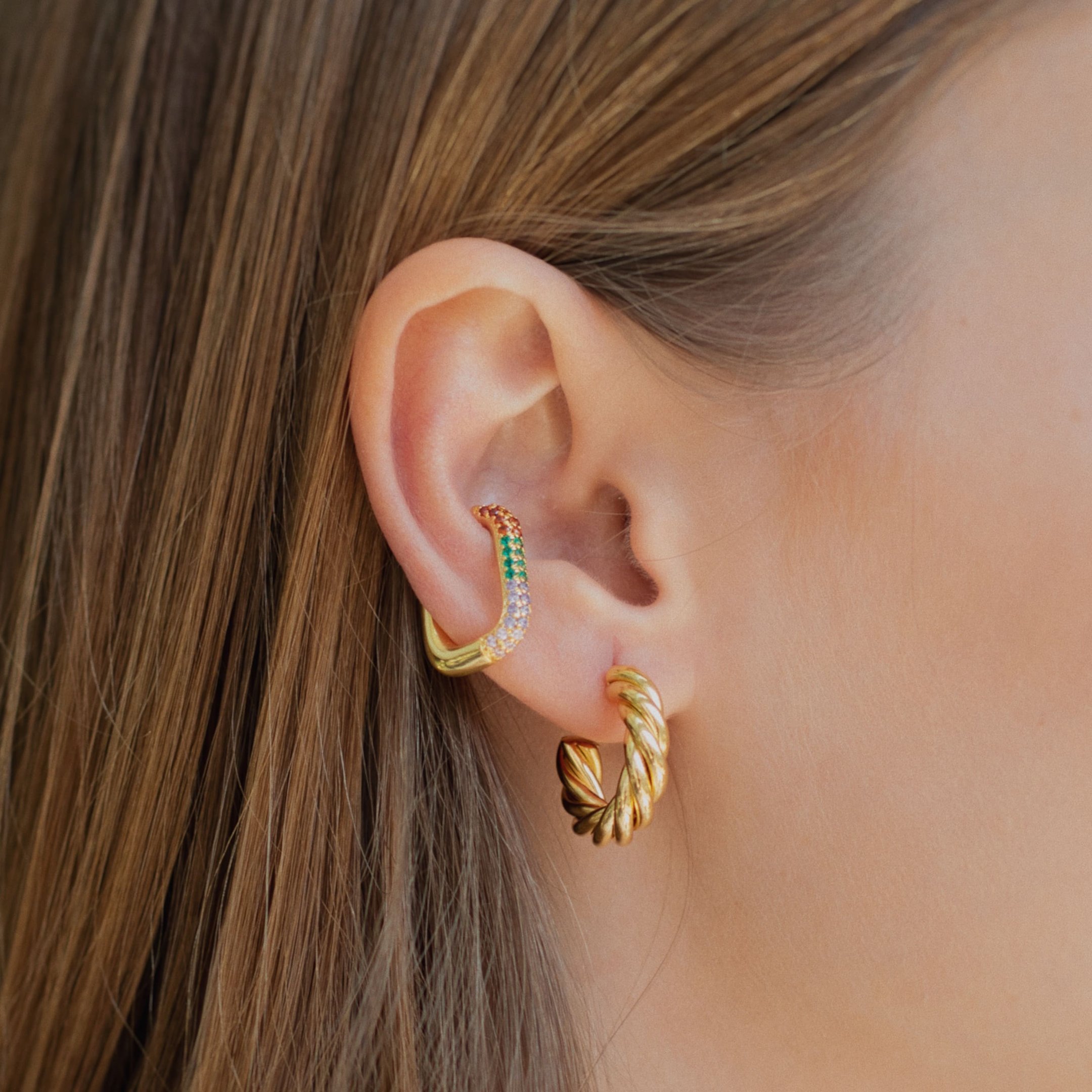 ARGOLA TORCIDA P DOURADO FOLHEADO