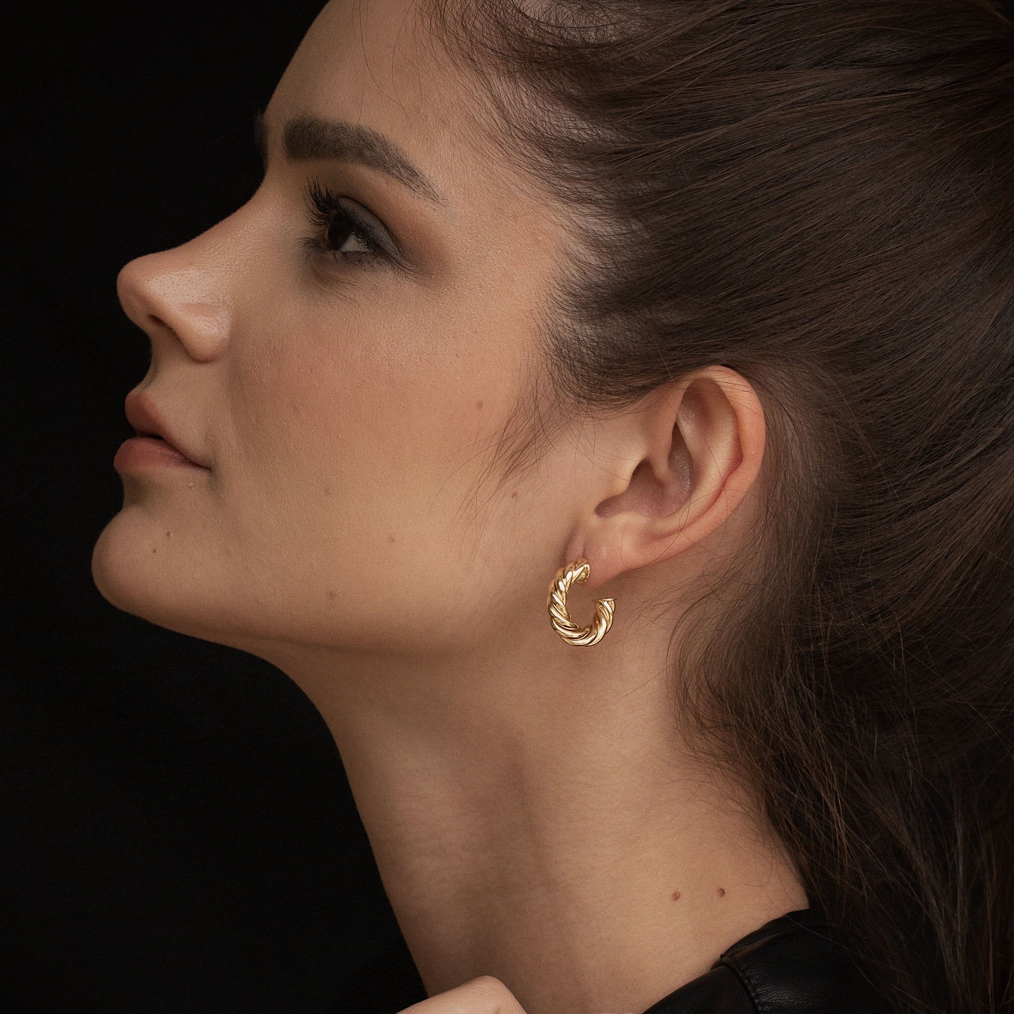 ARGOLA TORCIDA P DOURADO FOLHEADO