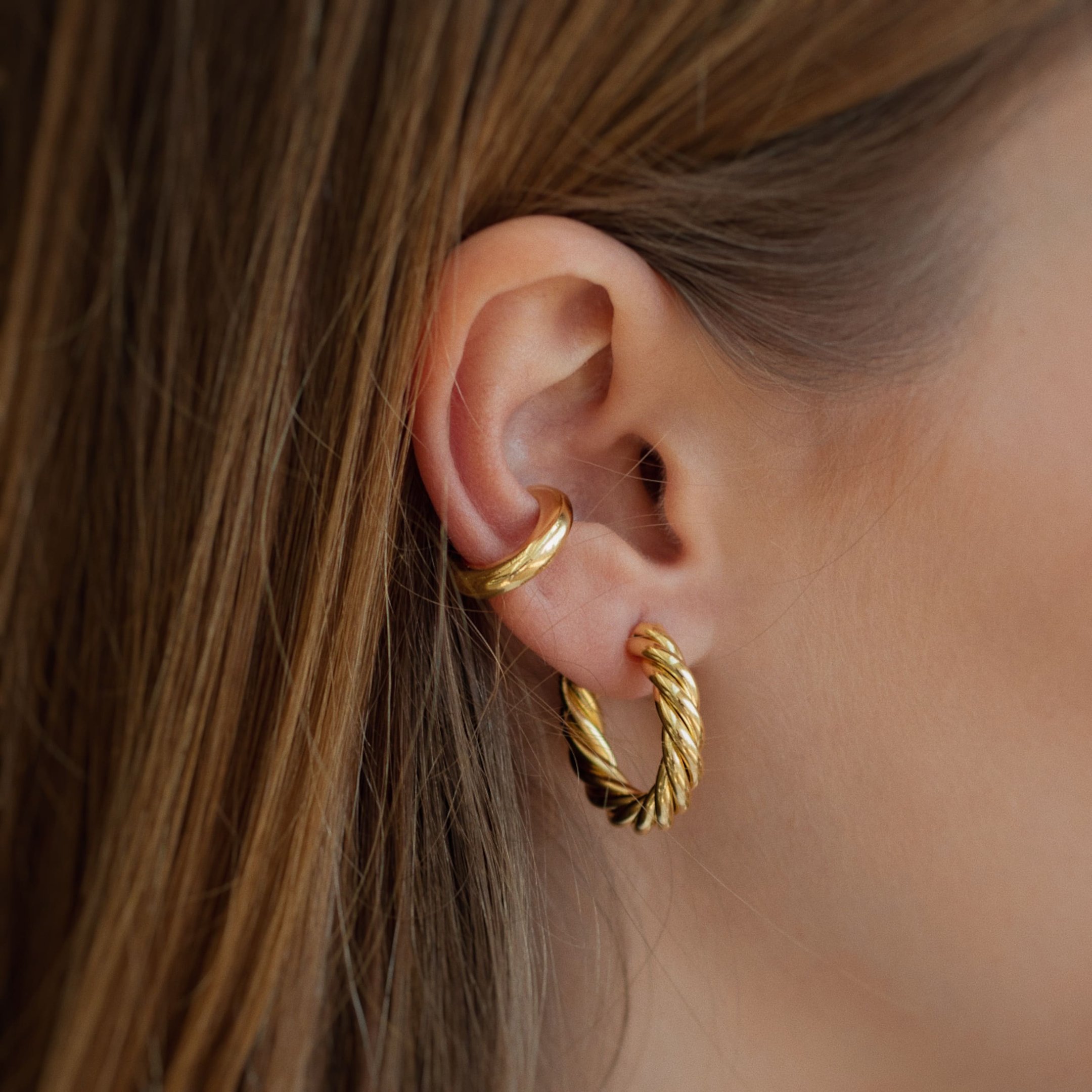 ARGOLA TORCIDA M DOURADO FOLHEADO