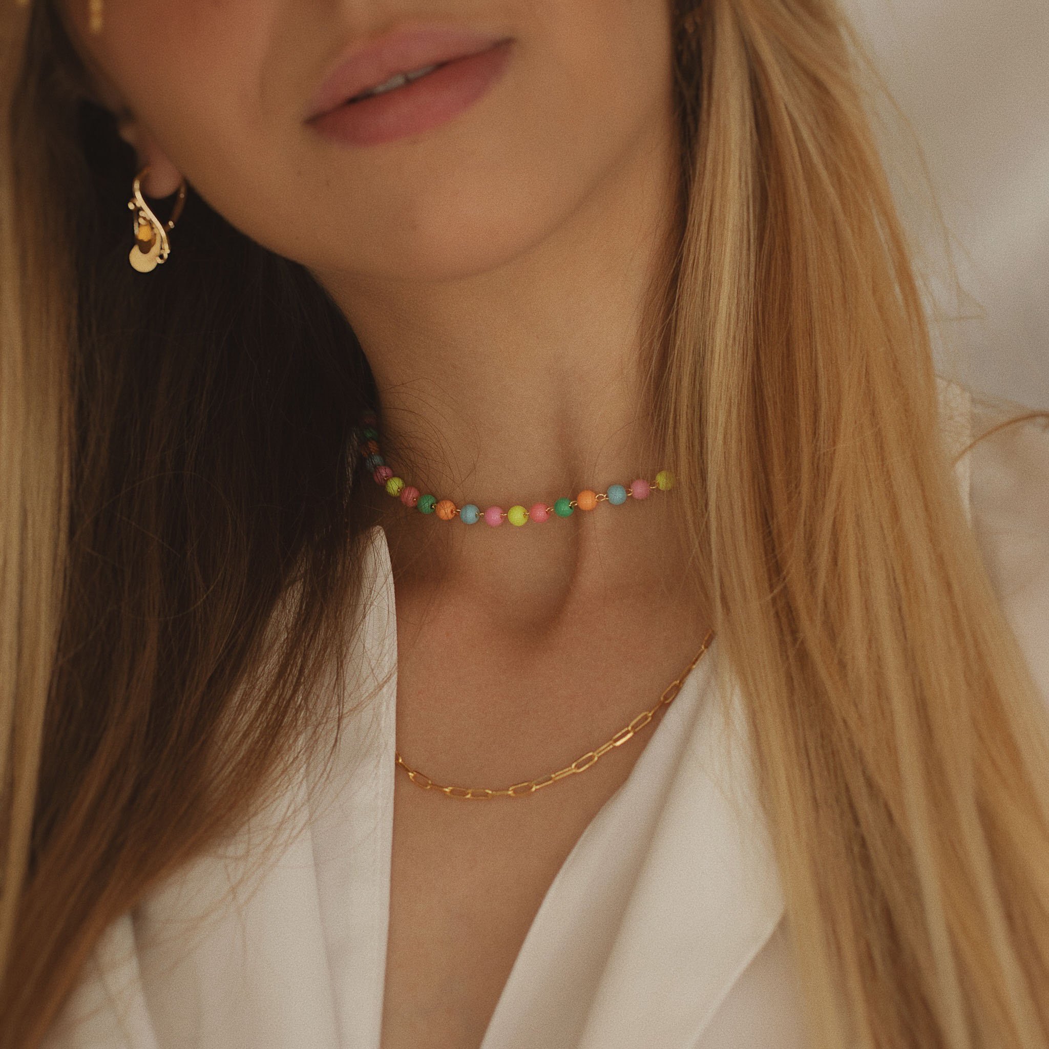 CHOKER BOLINHA COLORIDAS DOURADO FOLHEADO