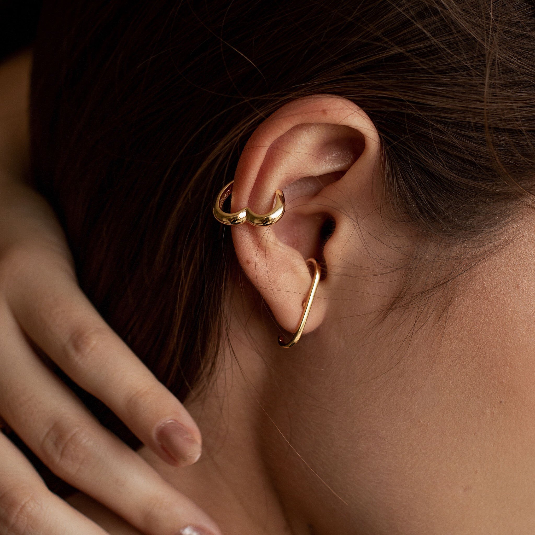 EAR HOOK LISA FINA DOURADO FOLHEADO