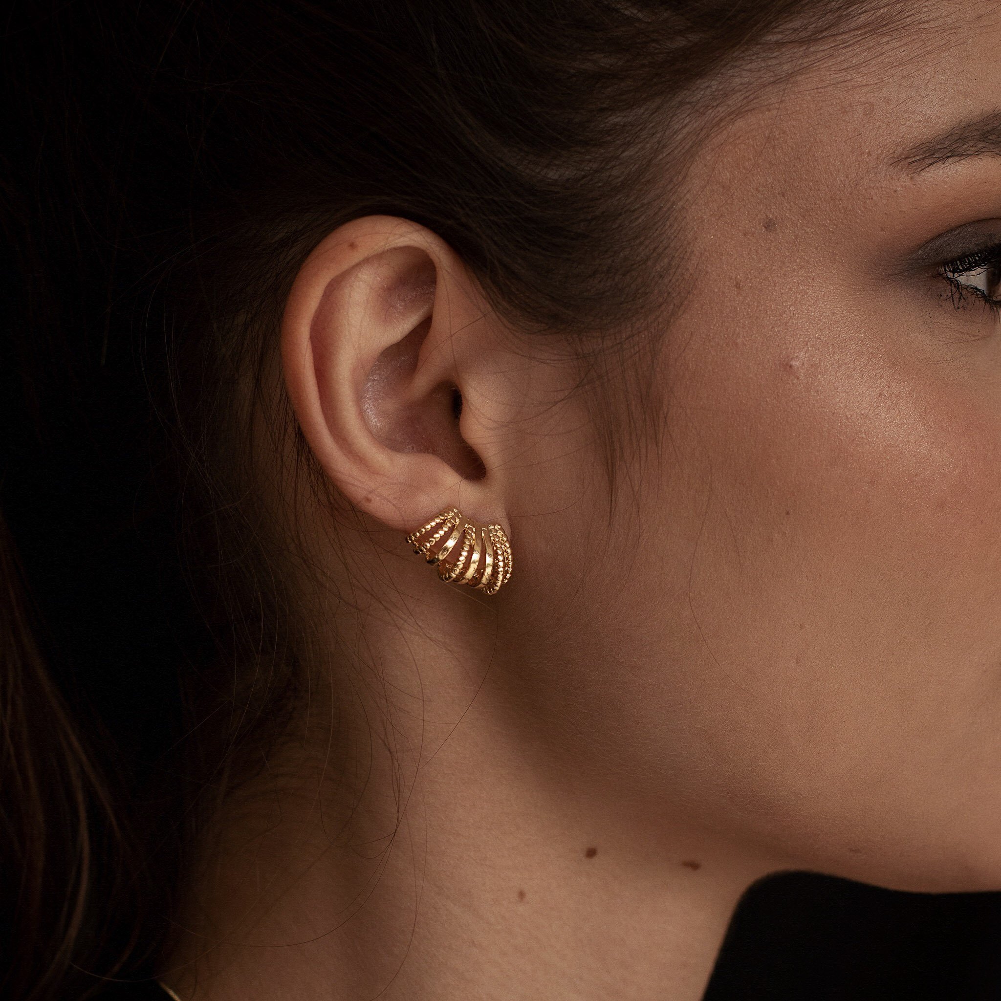 EAR HOOK FILEIRAS LISA E BOLINHAS DOURADO FOLHEADO