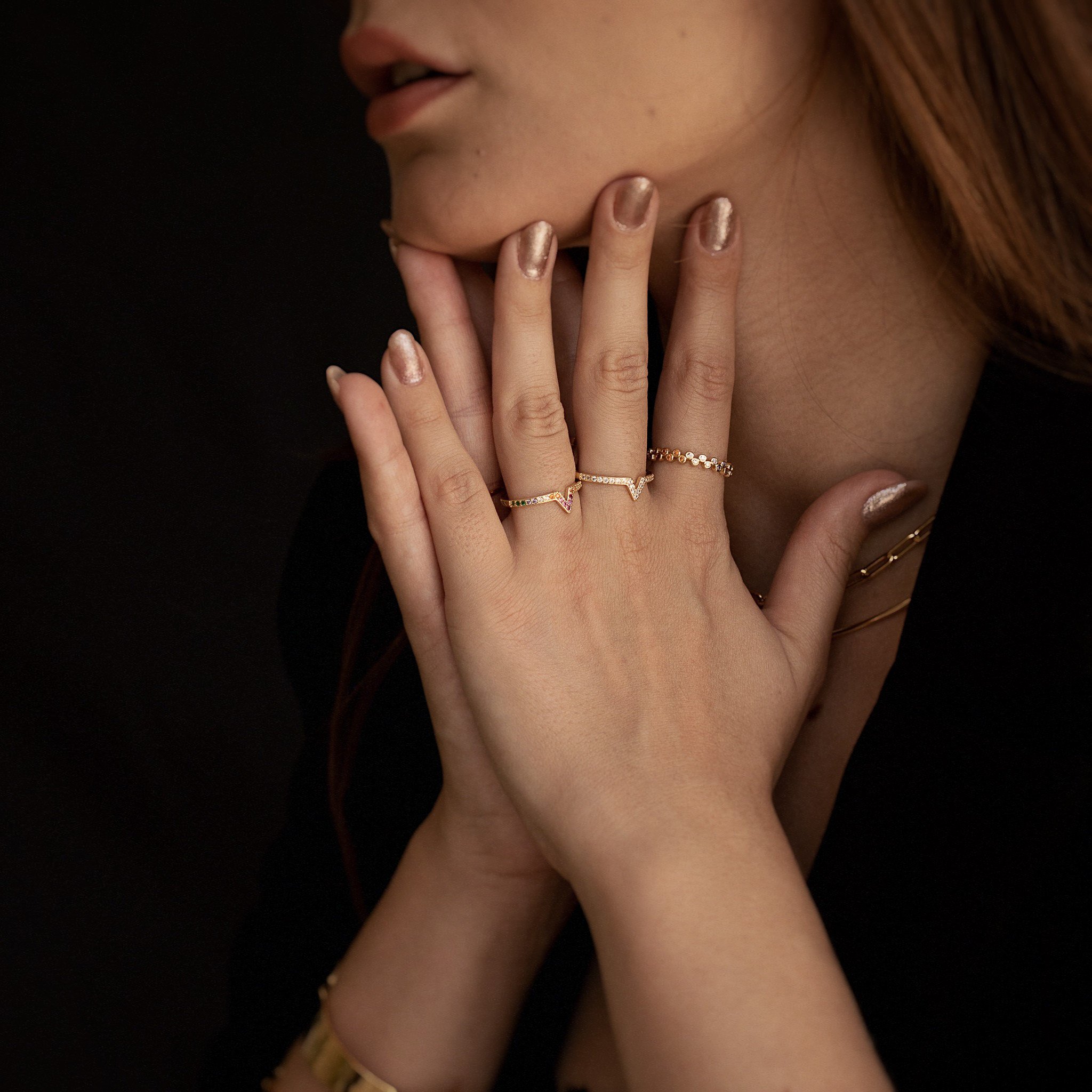 ANEL V ZIRCÔNIAS DOURADO FOLHEADO