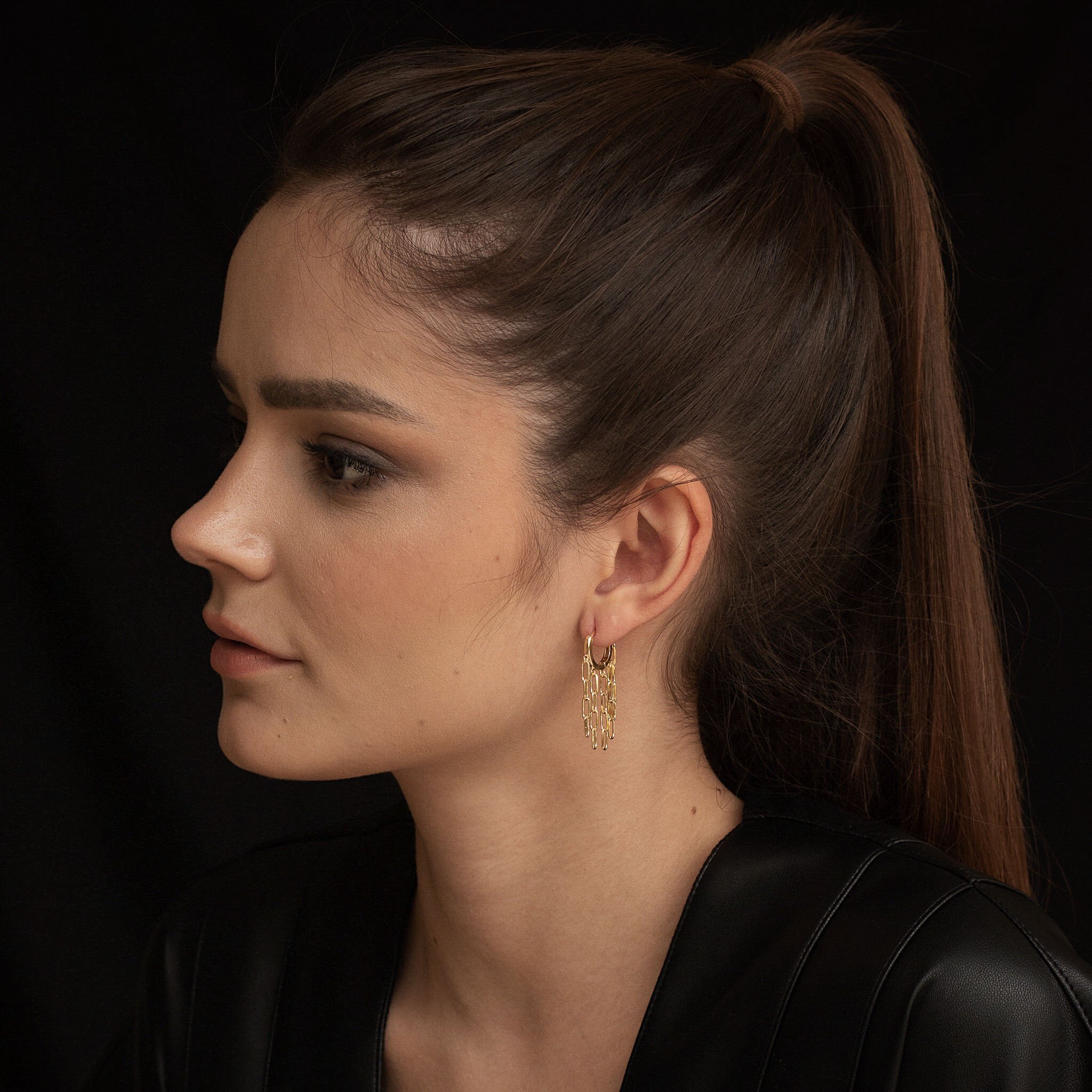 ARGOLA COM CORRENTES ART DOURADO FOLHEADO