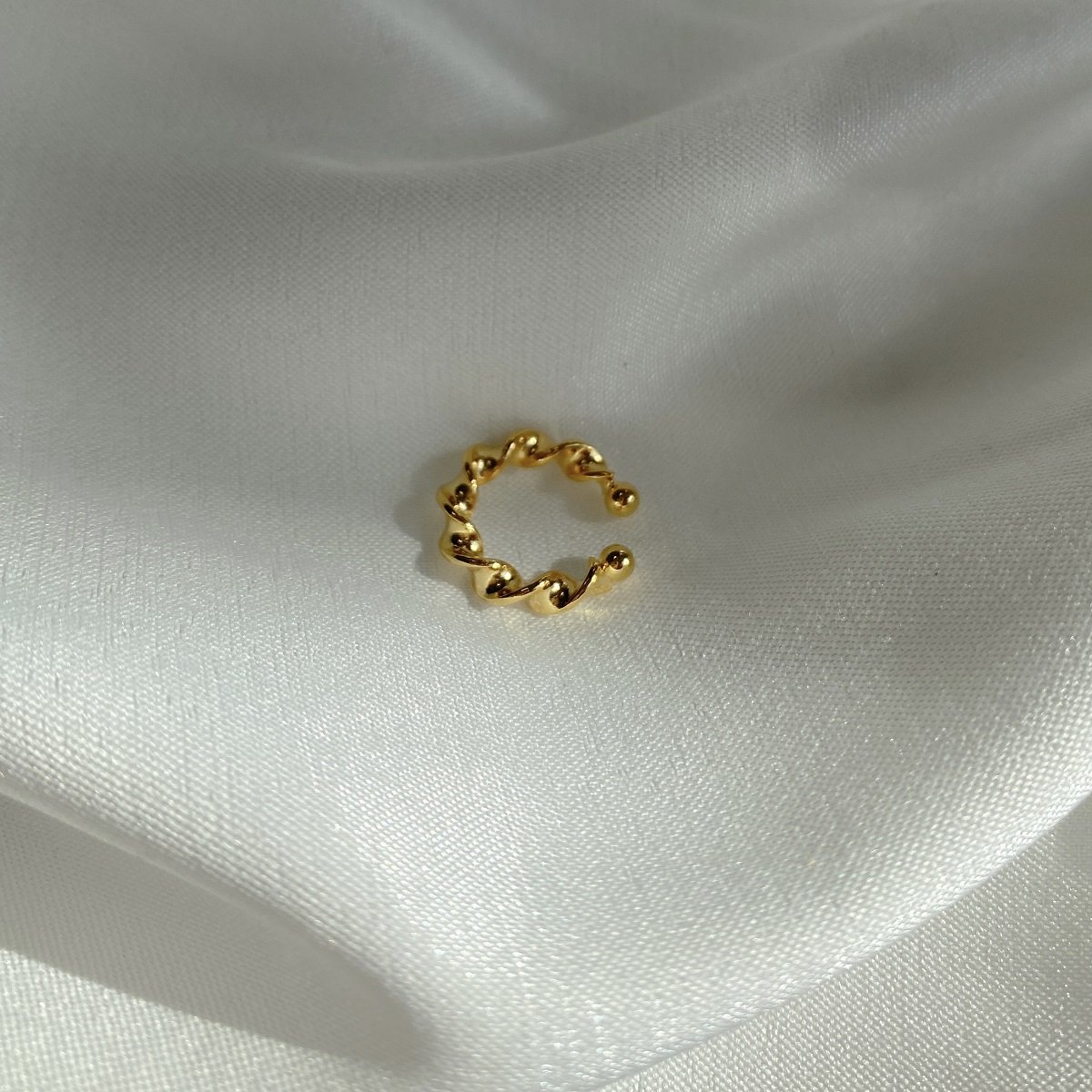 PIERCING TORCIDO BANHADO A OURO 18K