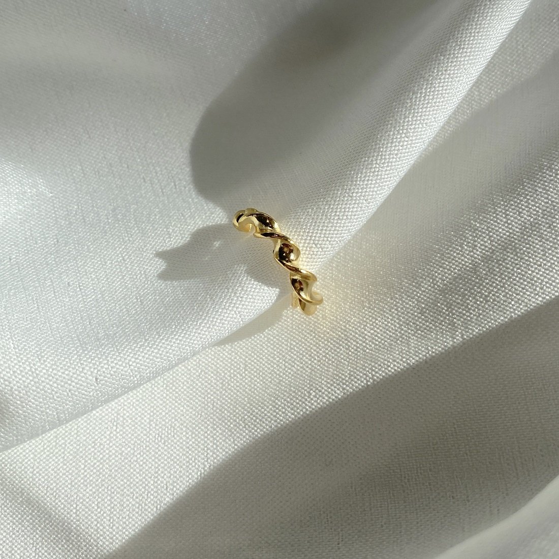 PIERCING TORCIDO BANHADO A OURO 18K