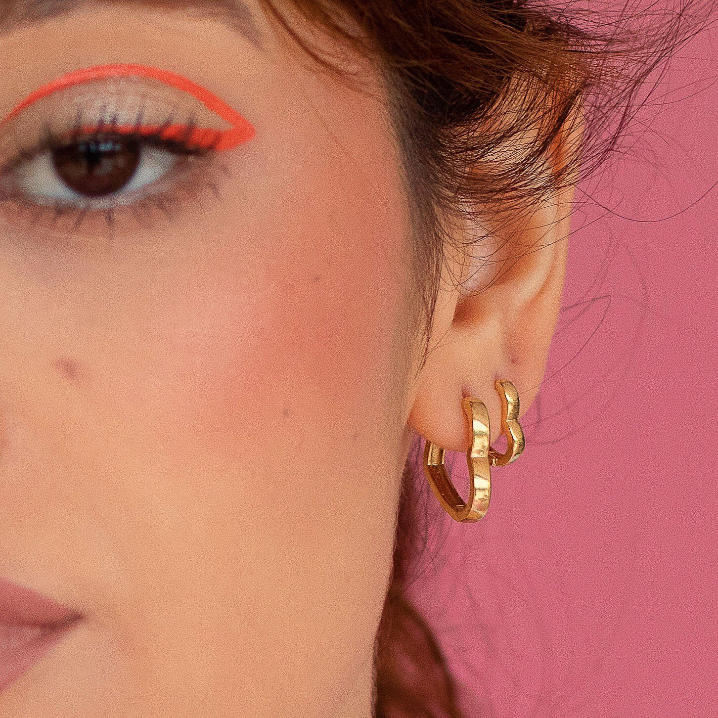 KIT DUAS ARGOLA CORAÇÃO LARGA LISA P, M BANHADO A OURO 18K