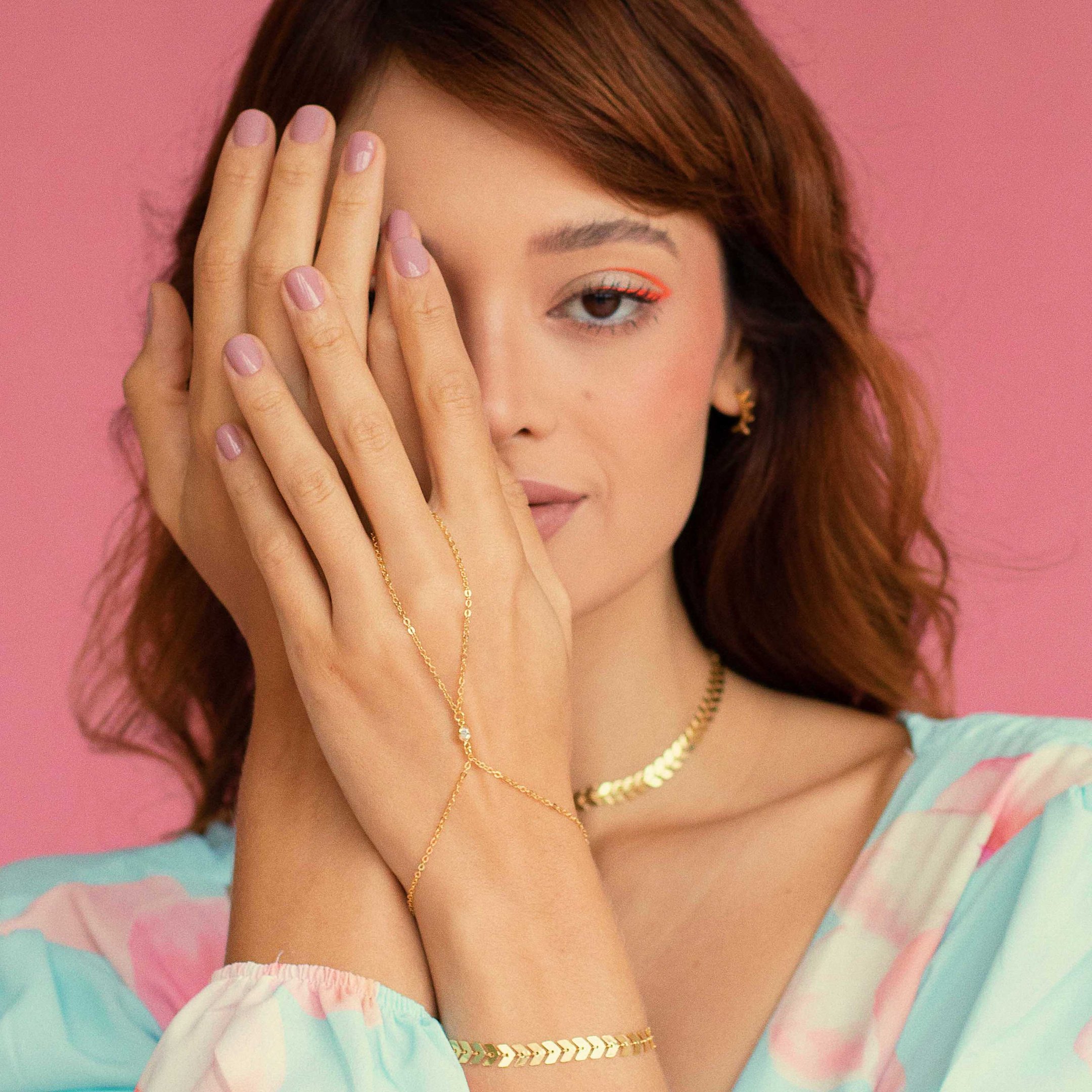 PULSEIRA DE MÃO ELO COM PONTO DE LUZ DOURADO FOLHEADO