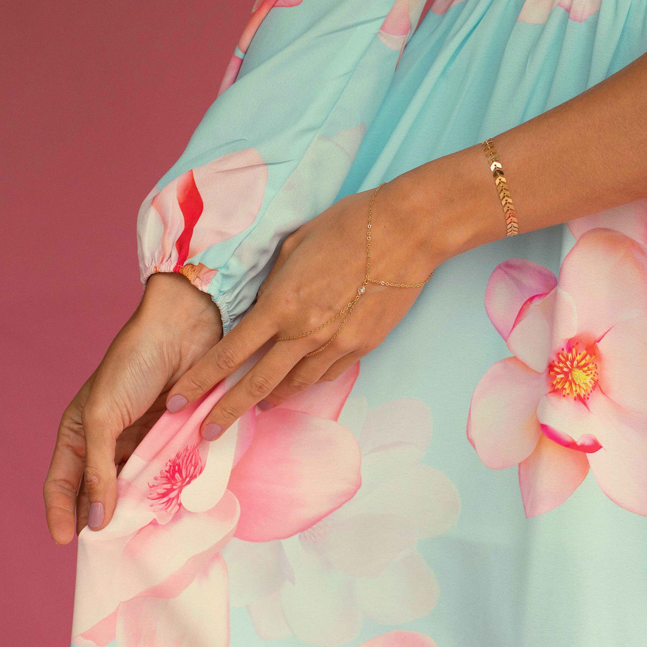 PULSEIRA DE MÃO ELO COM PONTO DE LUZ DOURADO FOLHEADO