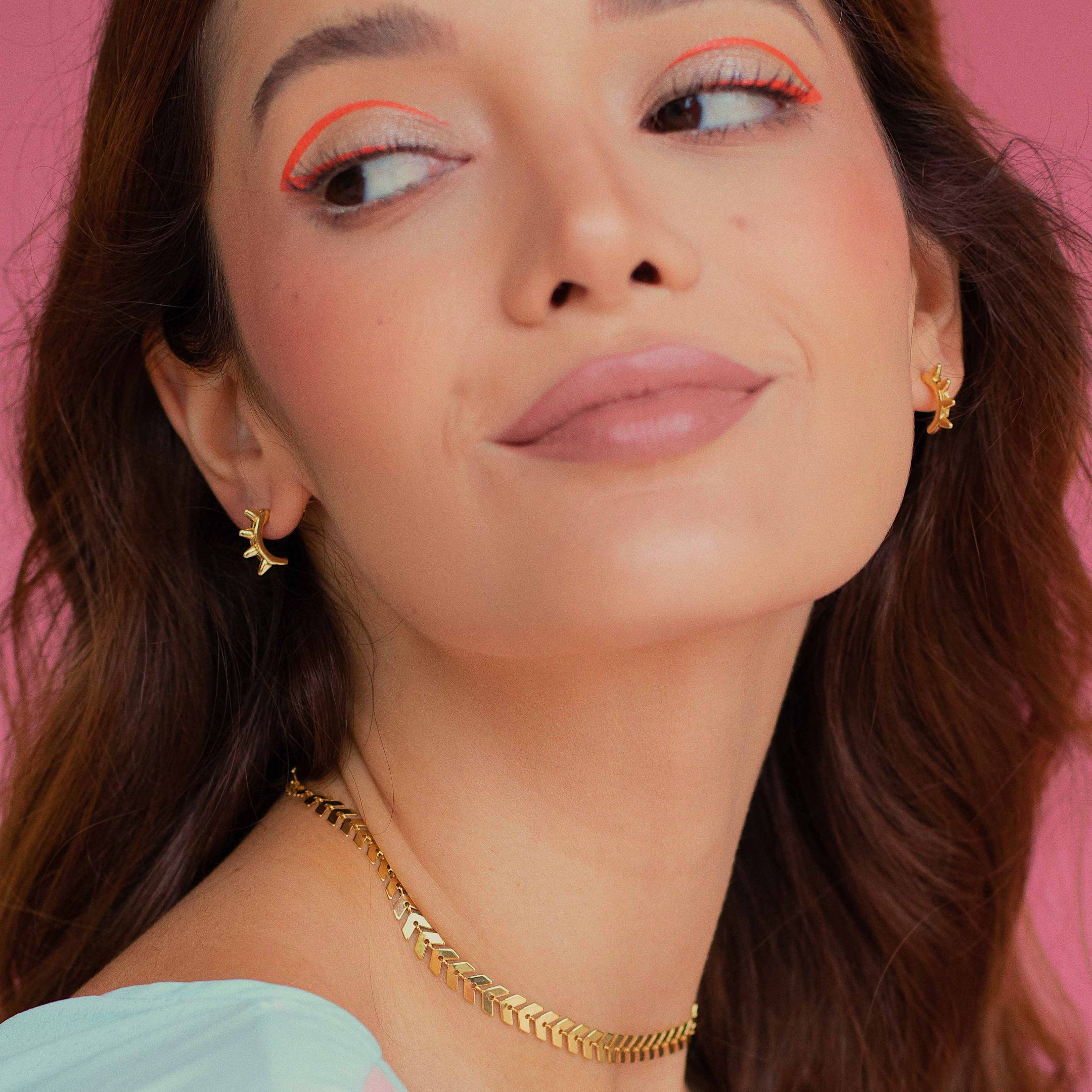 BRINCO MEIA LUA SPIKE DOURADO FOLHEADO