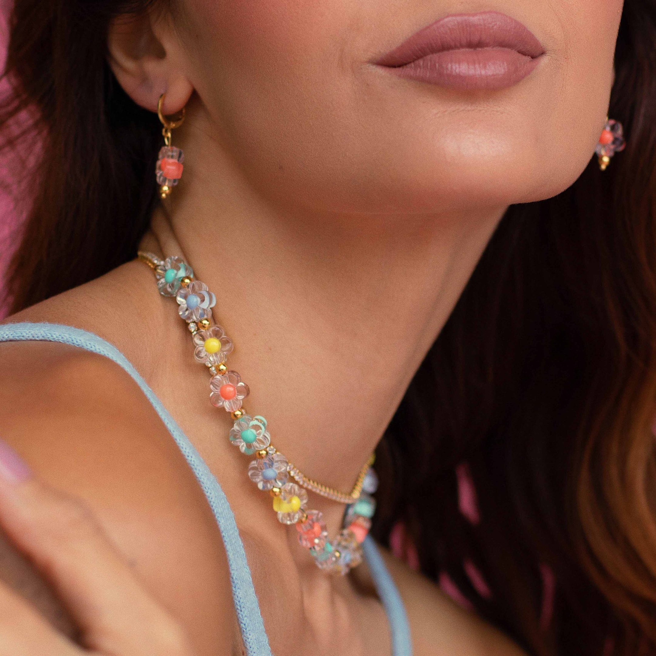CHOKER FLOR ACRILICA DOURADO FOLHEADO