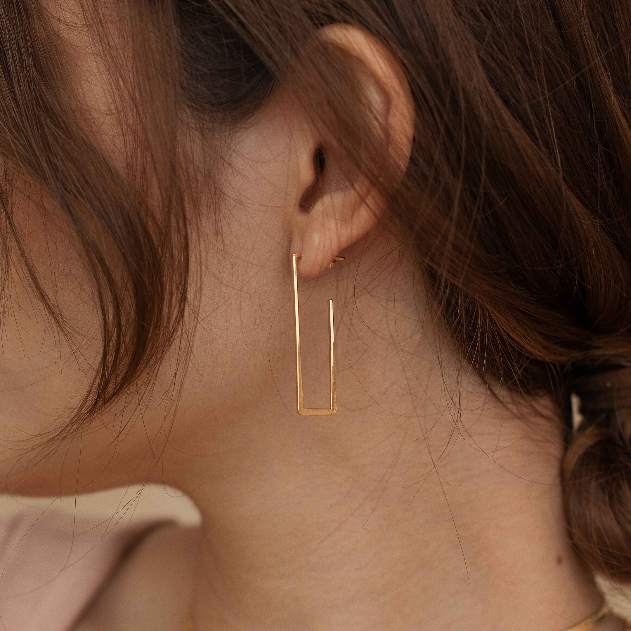 BRINCO RETANGULAR FIO RETO DOURADO FOLHEADO