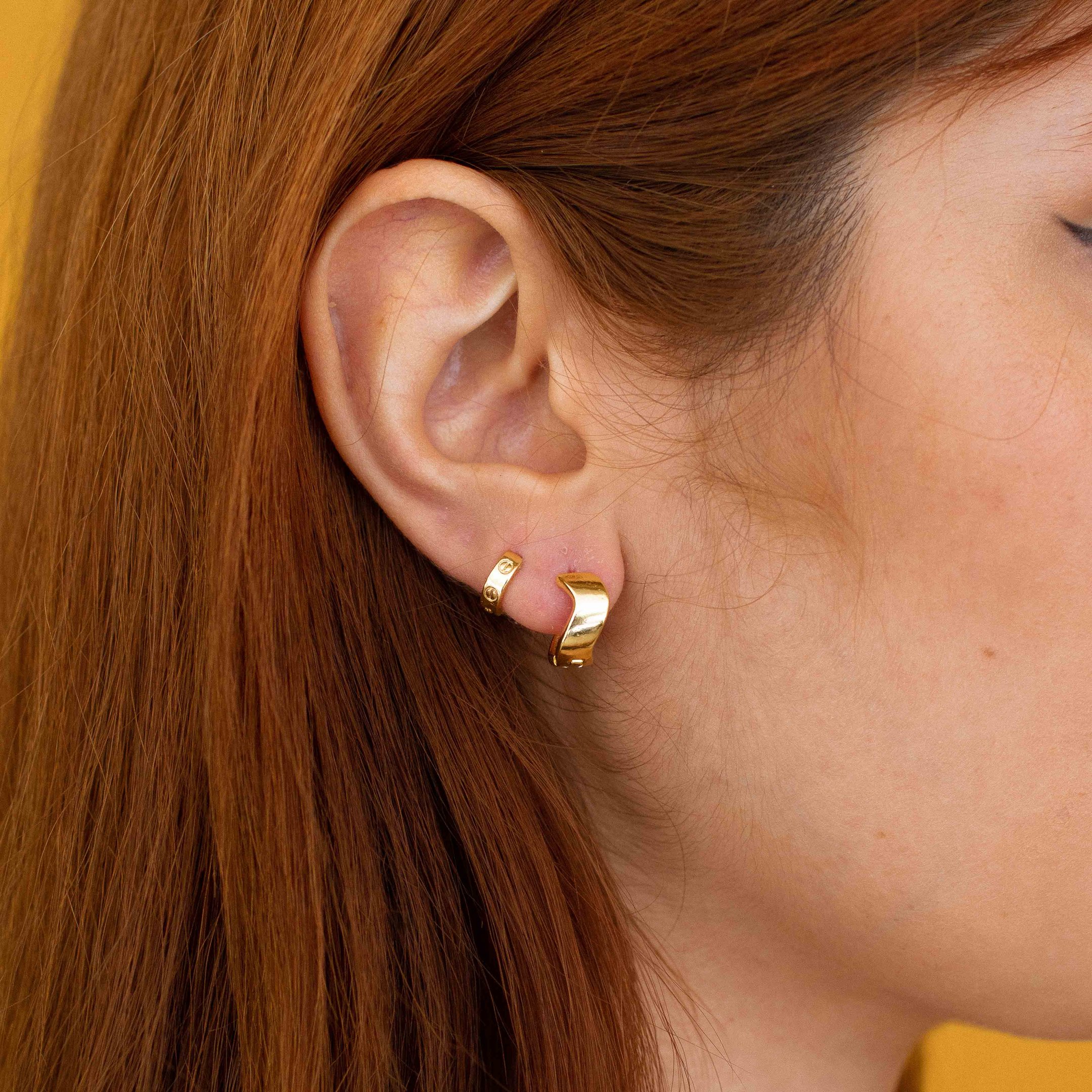 ARGOLA MINI CARTI DOURADO FOLHEADO