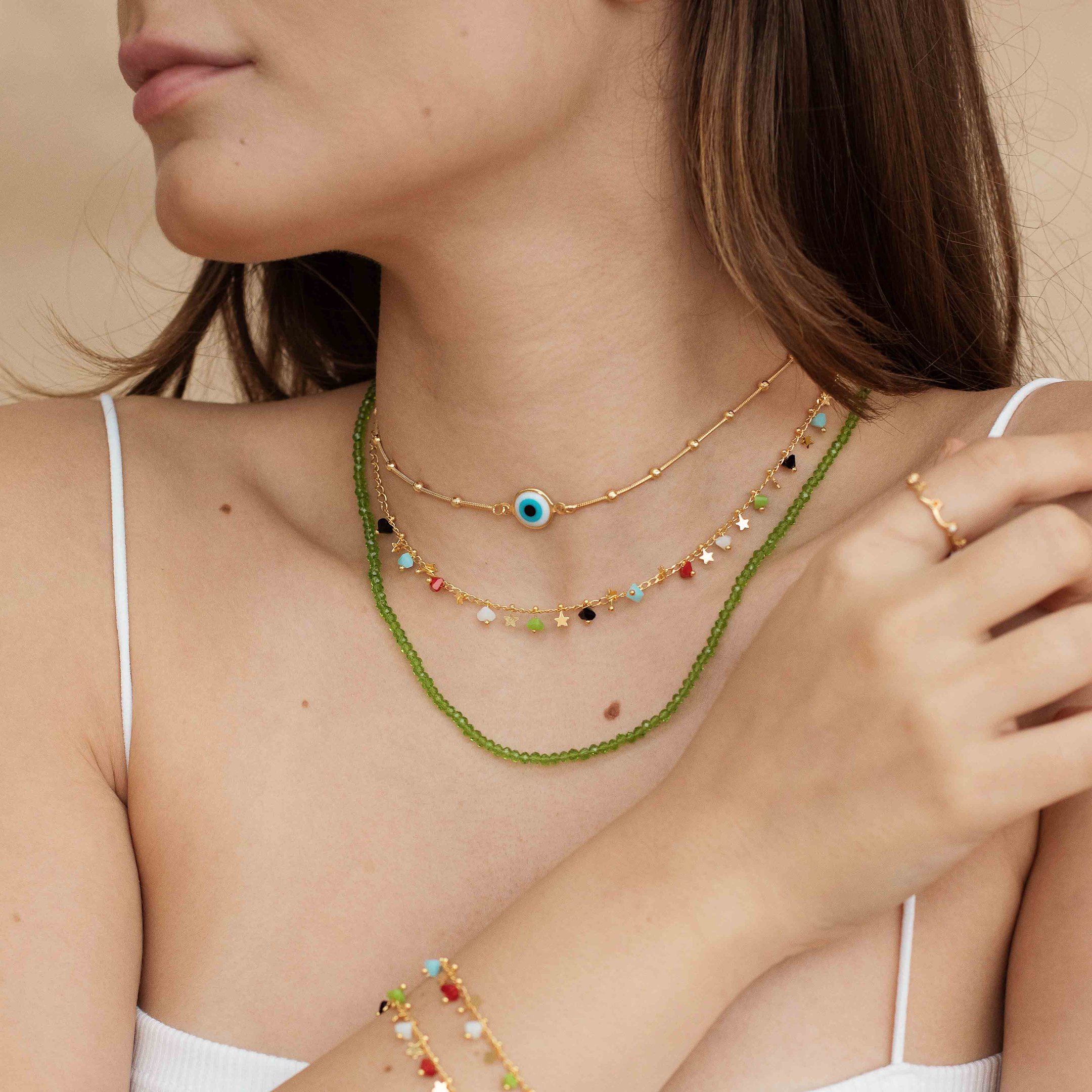 CHOKER BOLINHA AFASTADA COM OLHO GREGO RESINA DOURADO FOLHEADO