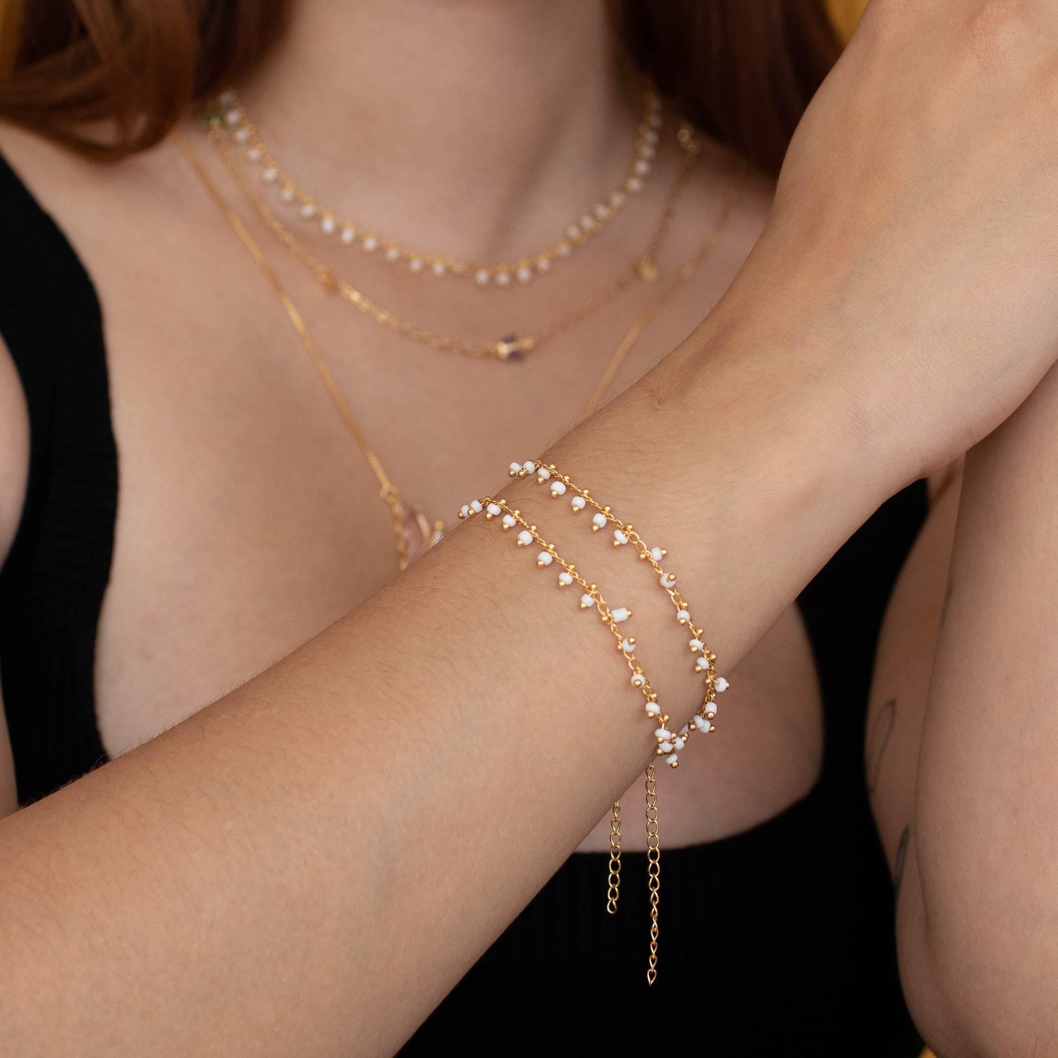 PULSEIRA MINI BOLINHAS BRANCAS PENDURADAS DOURADO FOLHEADO