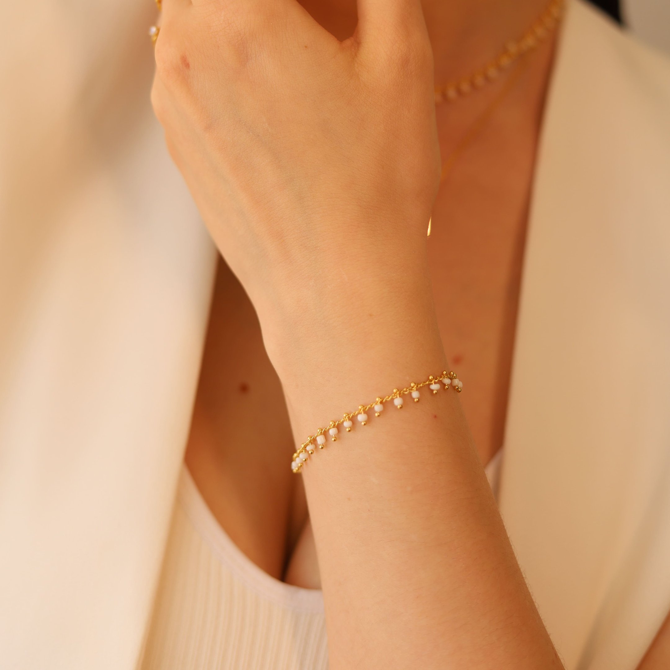 PULSEIRA MINI BOLINHAS BRANCAS PENDURADAS DOURADO FOLHEADO