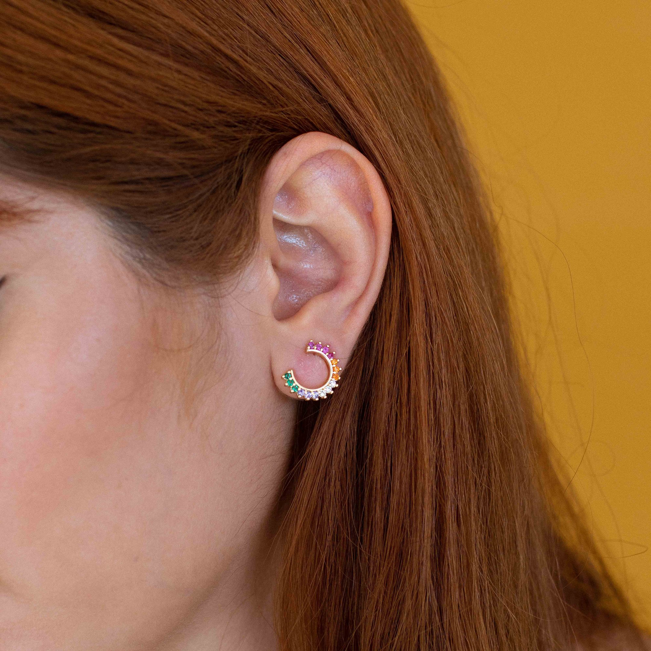 BRINCO MEIA LUA PEDRINHAS COLORS DOURADO FOLHEAOD