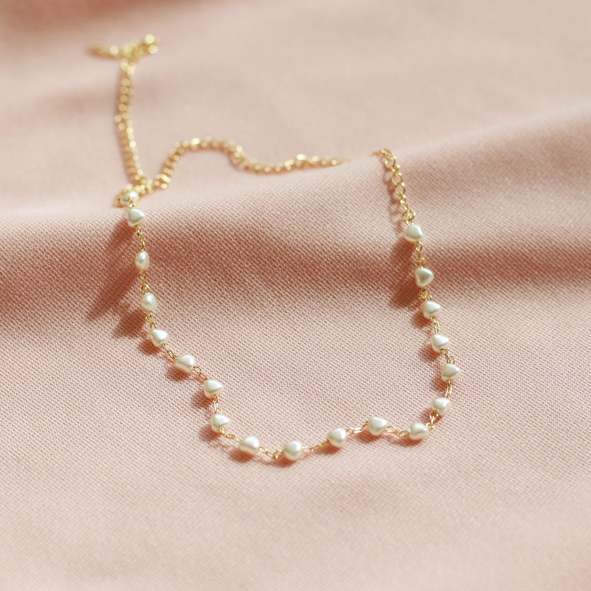 CHOKER MINI PEROLAS CORAÇÕES DOURADO FOLHEADO
