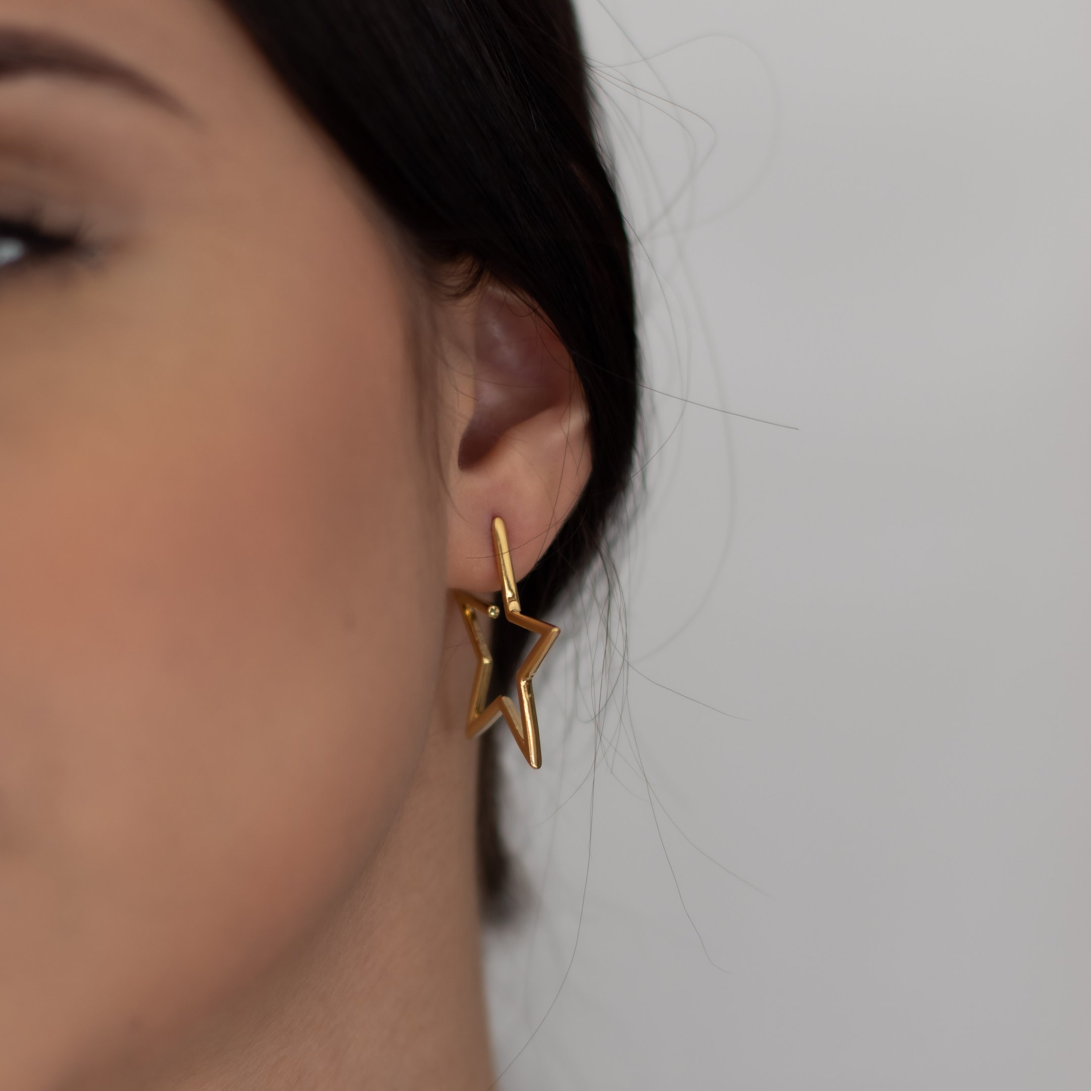 ARGOLA ESTRELA LISA G DOURADO FOLHEADO