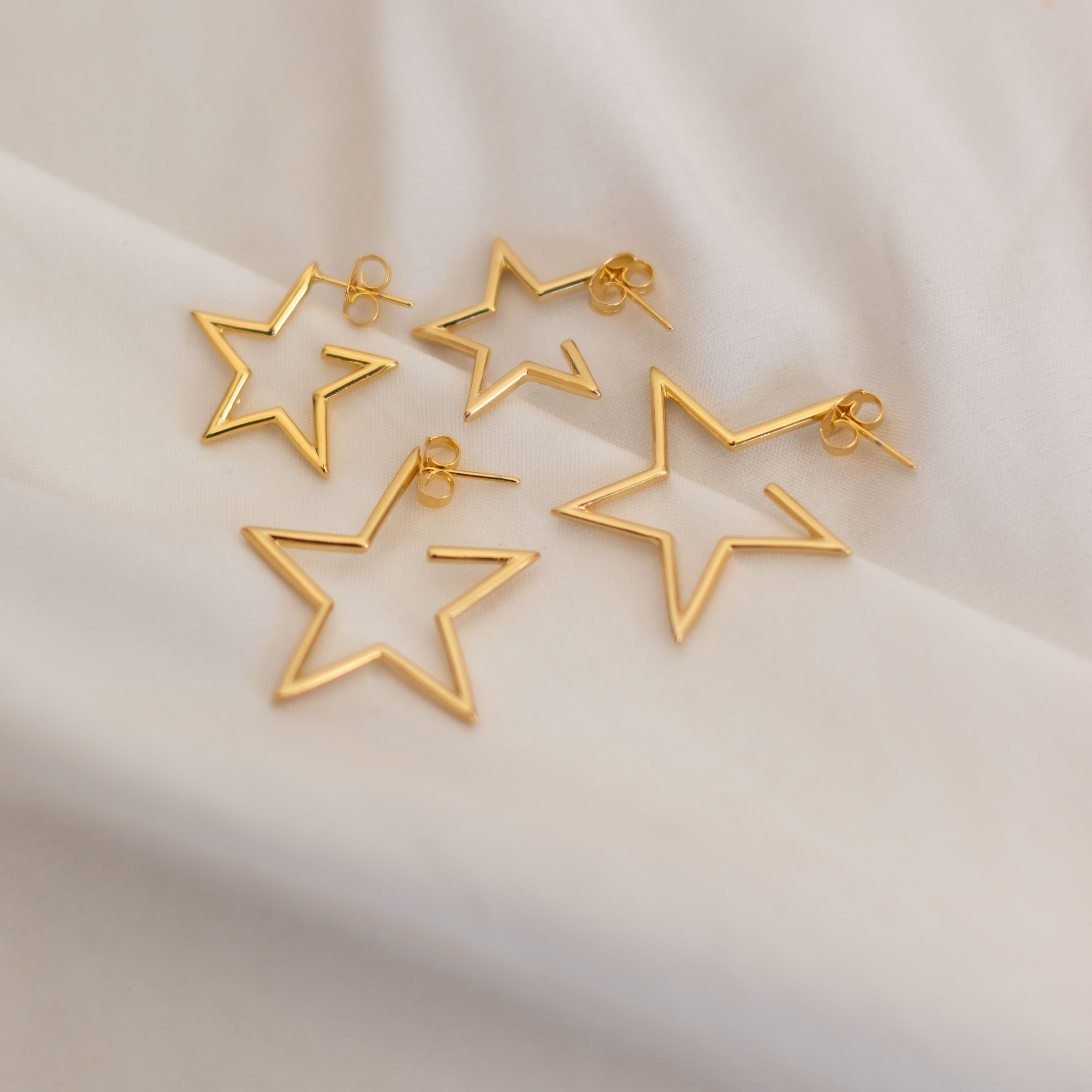 ARGOLA ESTRELA LISA G DOURADO FOLHEADO