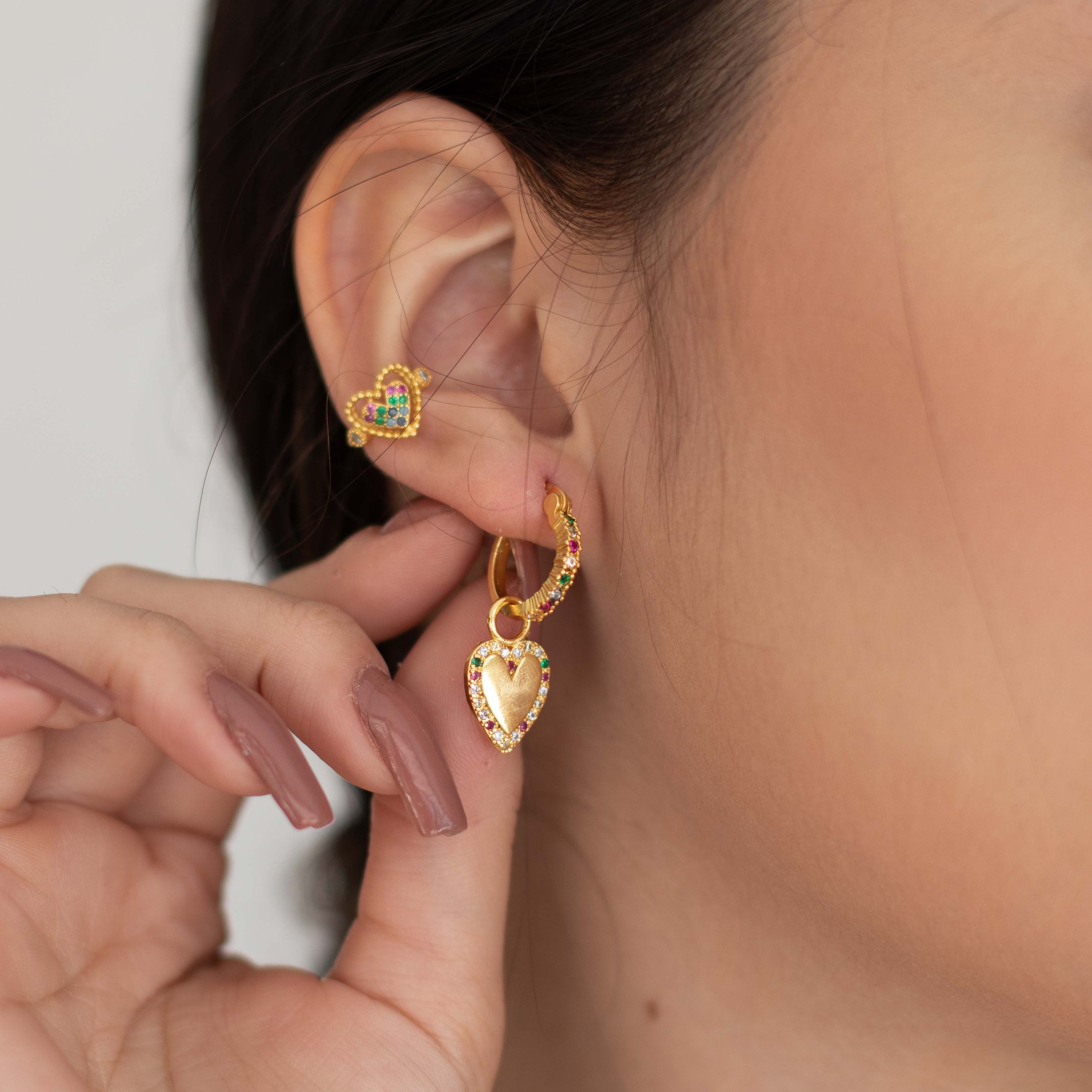 ARGOLA COM ZIRCONIA E PINGENTE CORAÇÃO COLORS DOURADO FOLHEADO