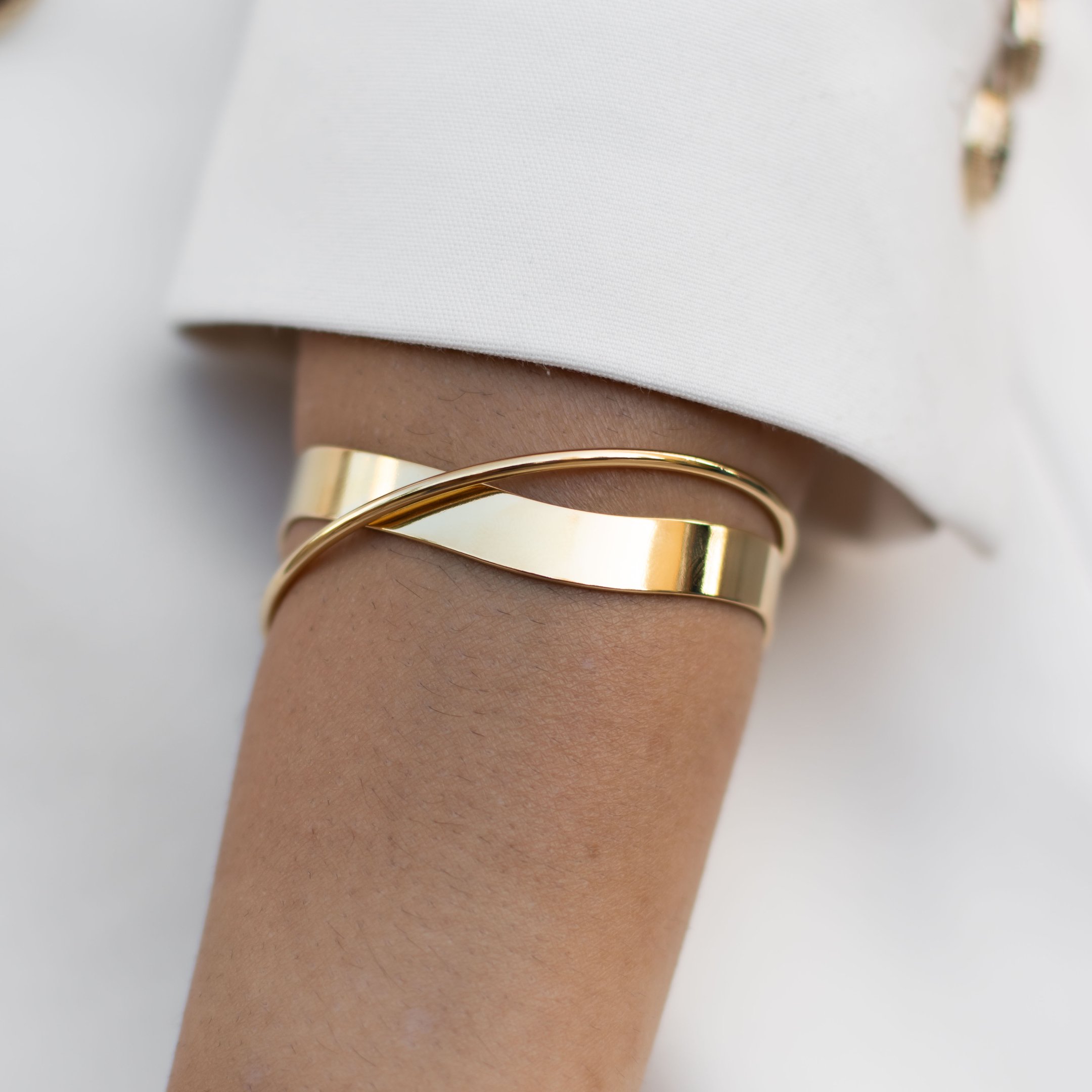 BRACELETE PLACA COM FIO LISO DOURADO FOLHEADO