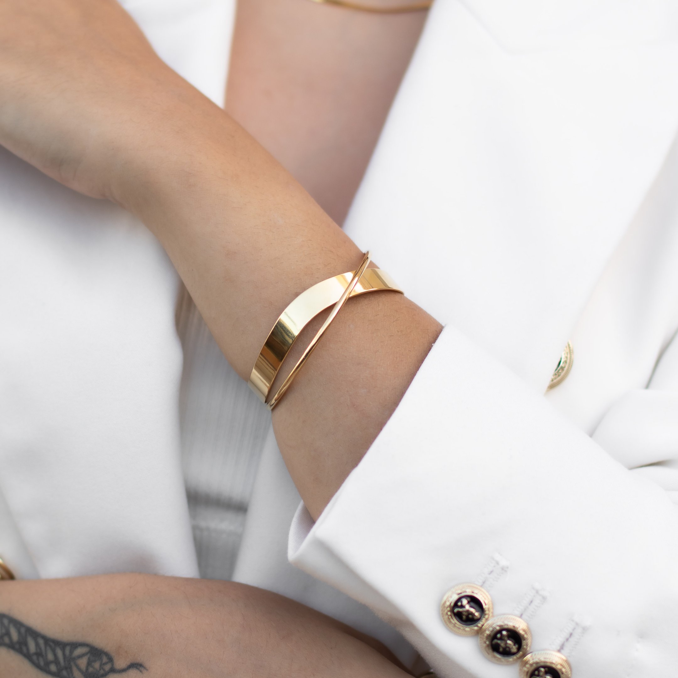 BRACELETE PLACA COM FIO LISO DOURADO FOLHEADO