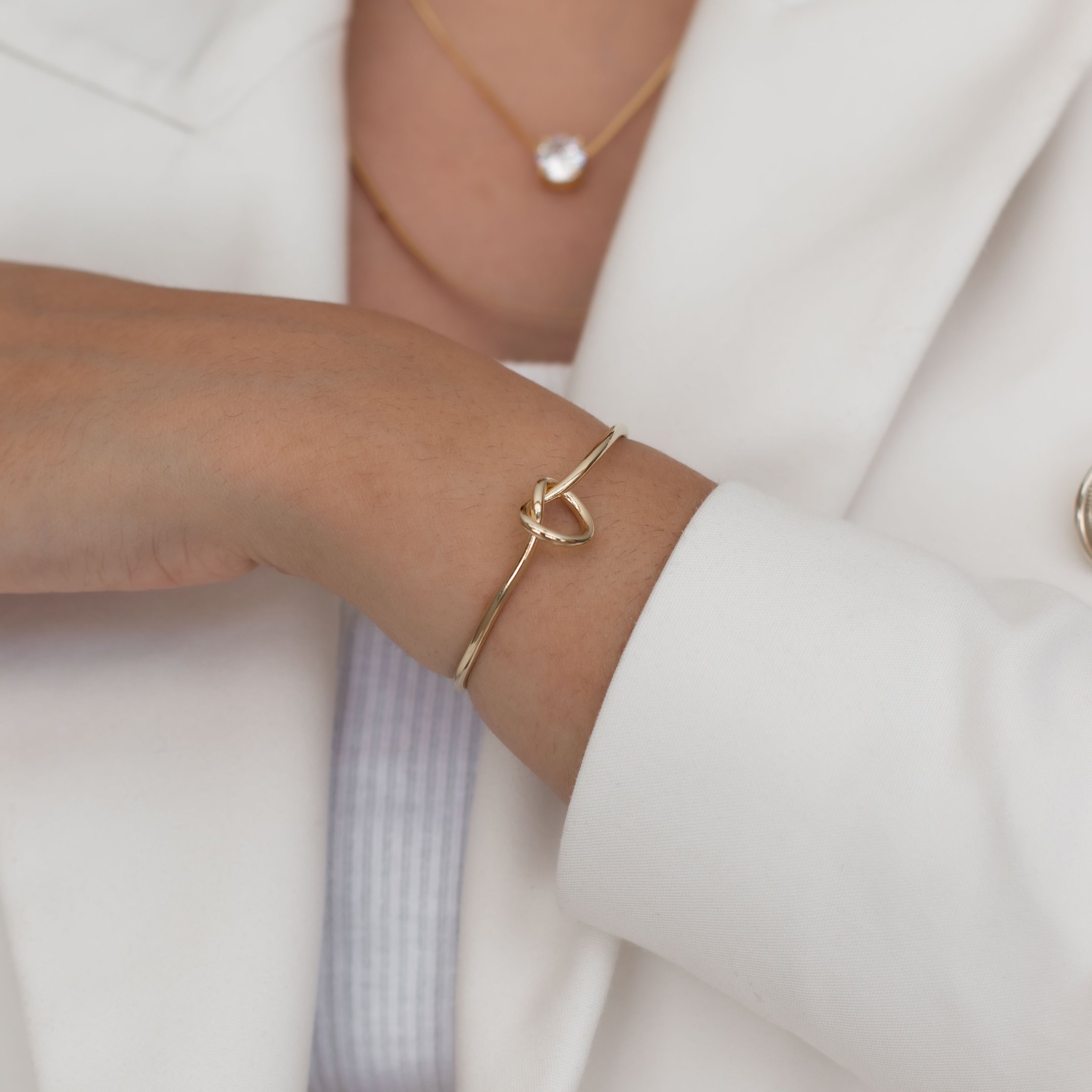 BRACELETE NÓ FINAL BOLA DOURADO FOLHEADO