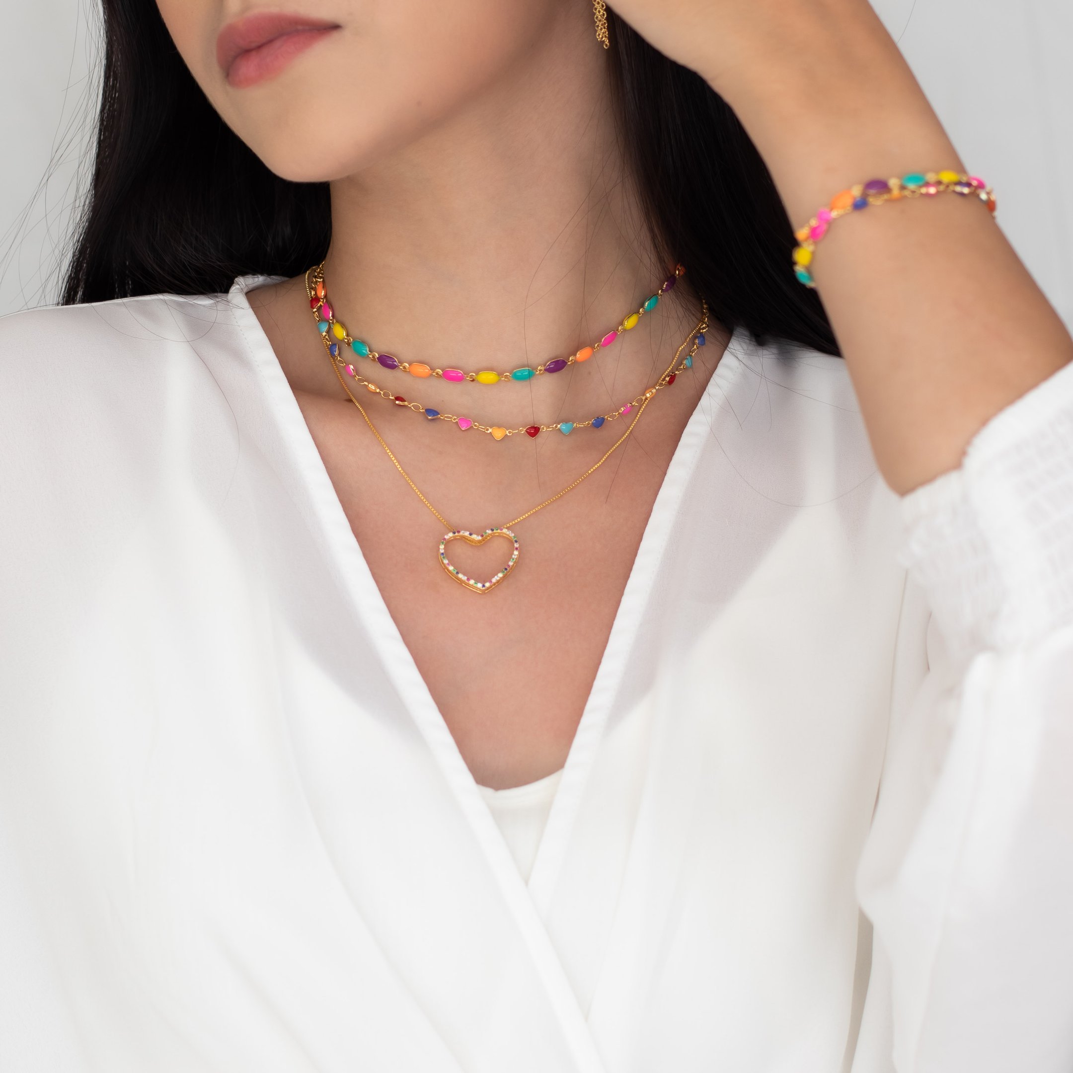CHOKER CORAÇÕES RESINA COLORS DOURADO FOLHEADO