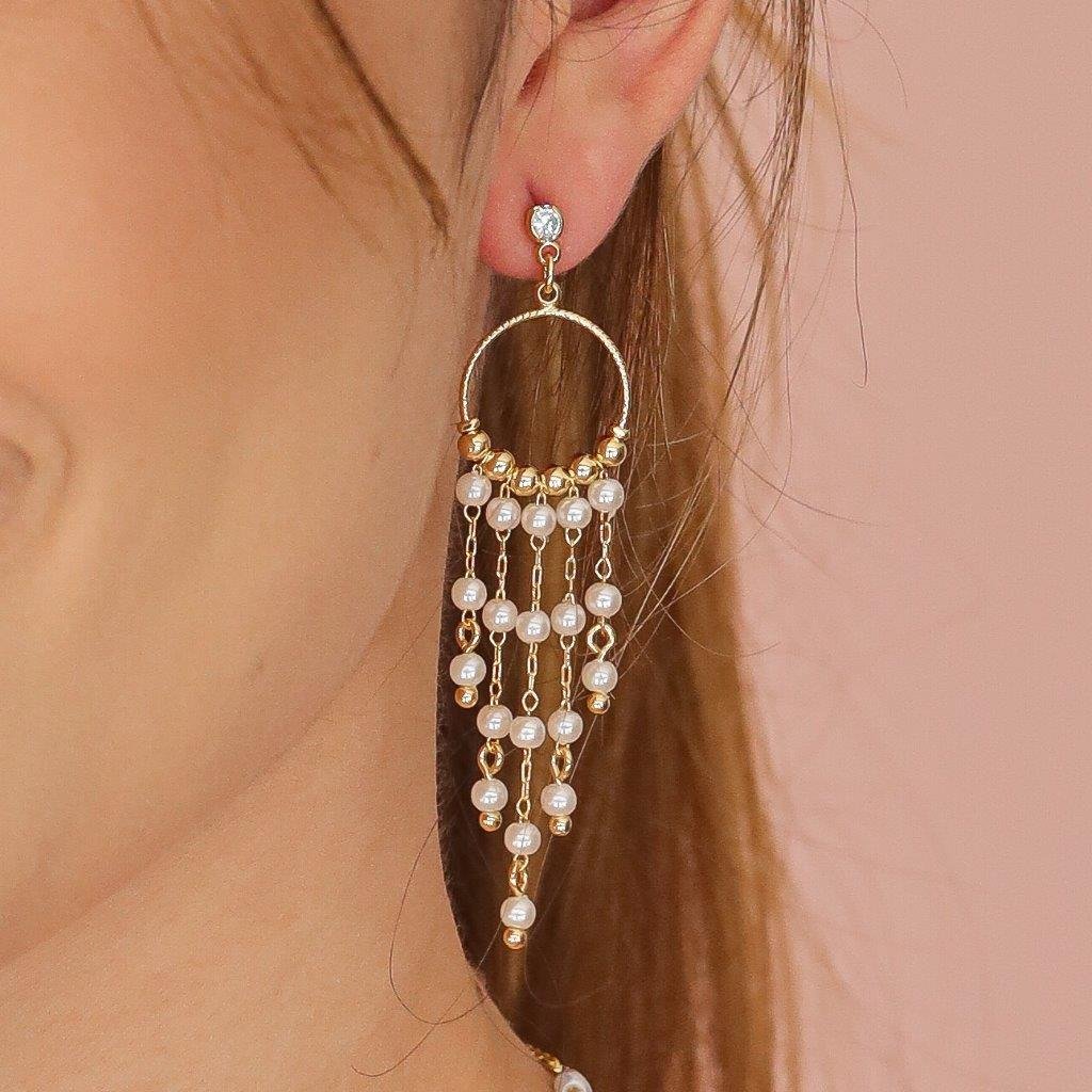 BRINCO CASCATA DE PEROLAS COM BOLINHA DOURADO FOLHEADO