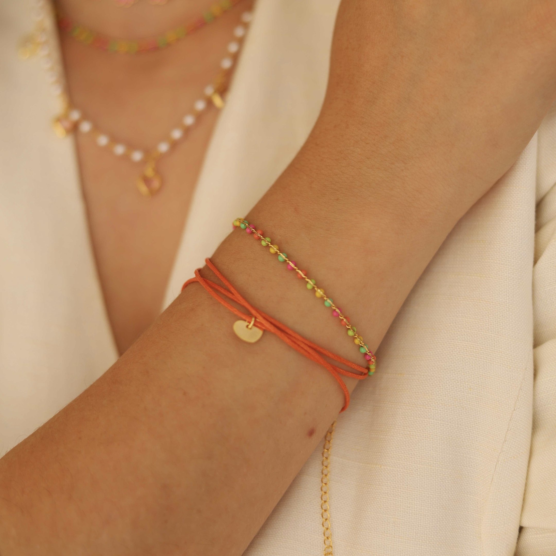 PULSEIRA BOLINHAS COLORIDAS ENTRE ELOS DOURADO FOLHEADO