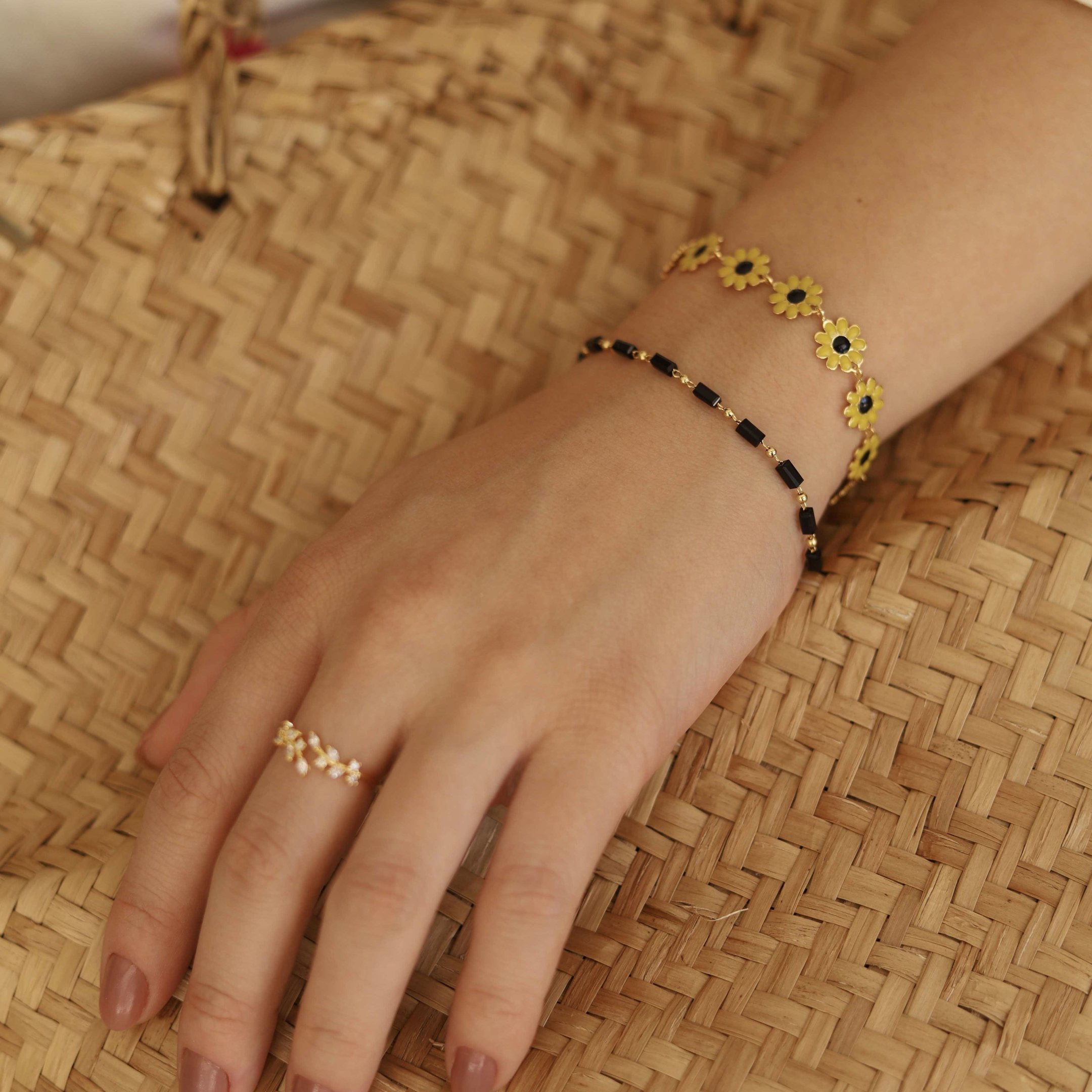 PULSEIRA FLOR PRETO E AMARELO DOURADO FOLHEADO