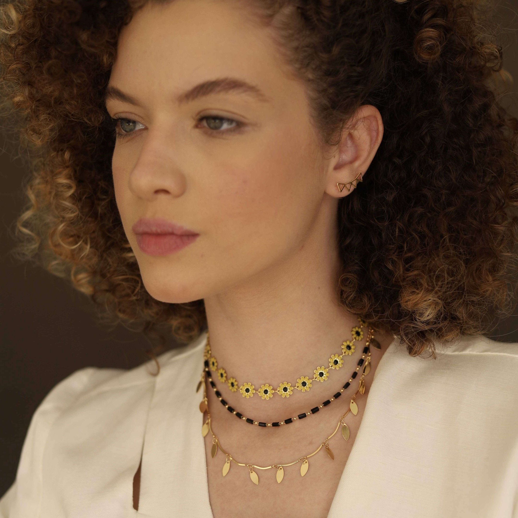 CHOKER DELICADA COM MEDALHAS FORMA FOLHAGEM DOURADO FOLHEADO