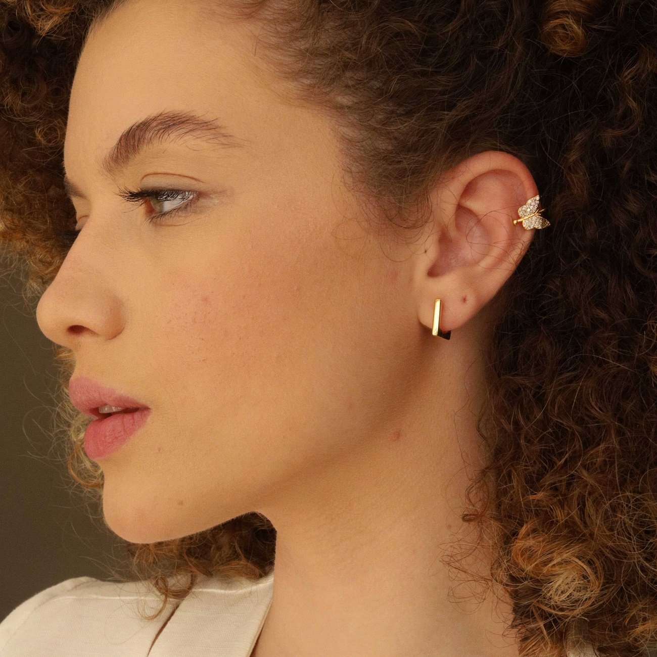 BRINCO QUADRADO DELICADO BANHADO A OURO 18K