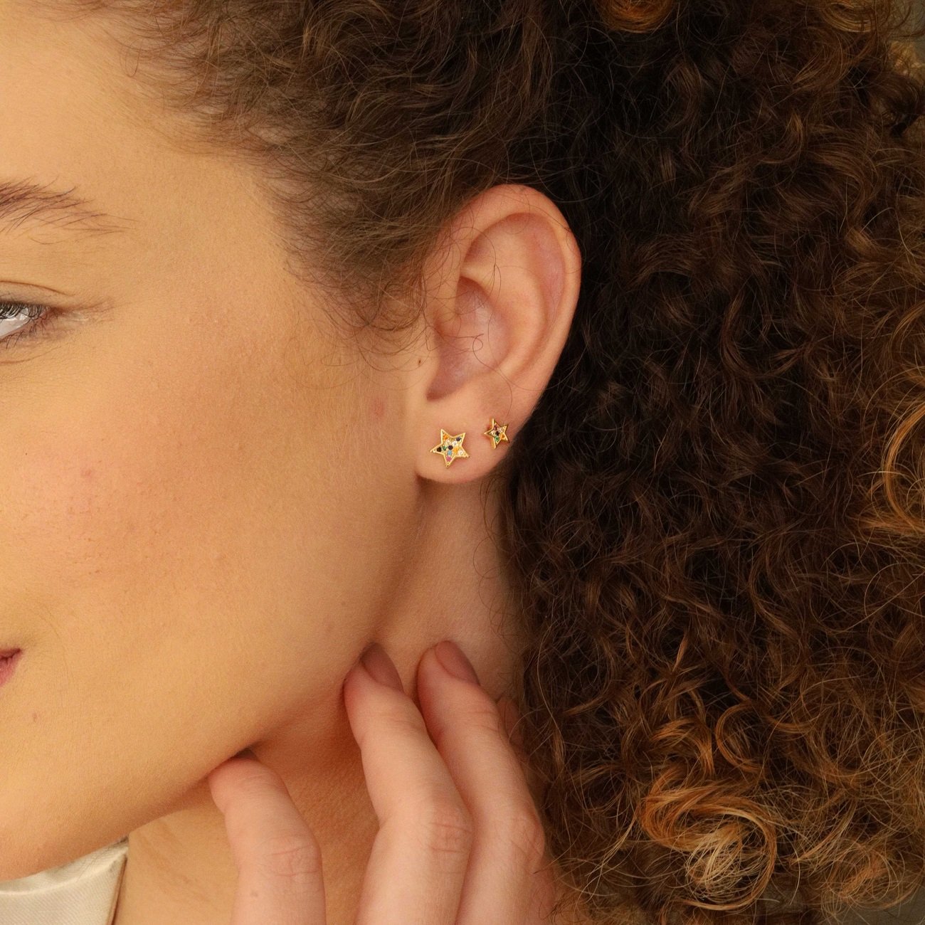 KIT BRINCO ESTRELA COM ZIRCONIA COLORIDA M,P DOURADO FOLHEADO