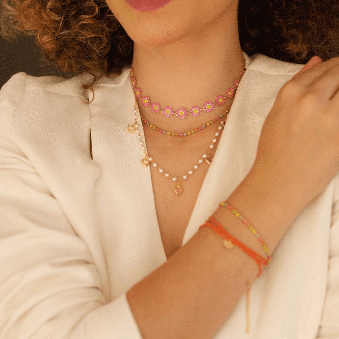 CHOKER PEROLA COM PINGENTES DE CORAÇÃO COLORS DOURADO OFLHEADO