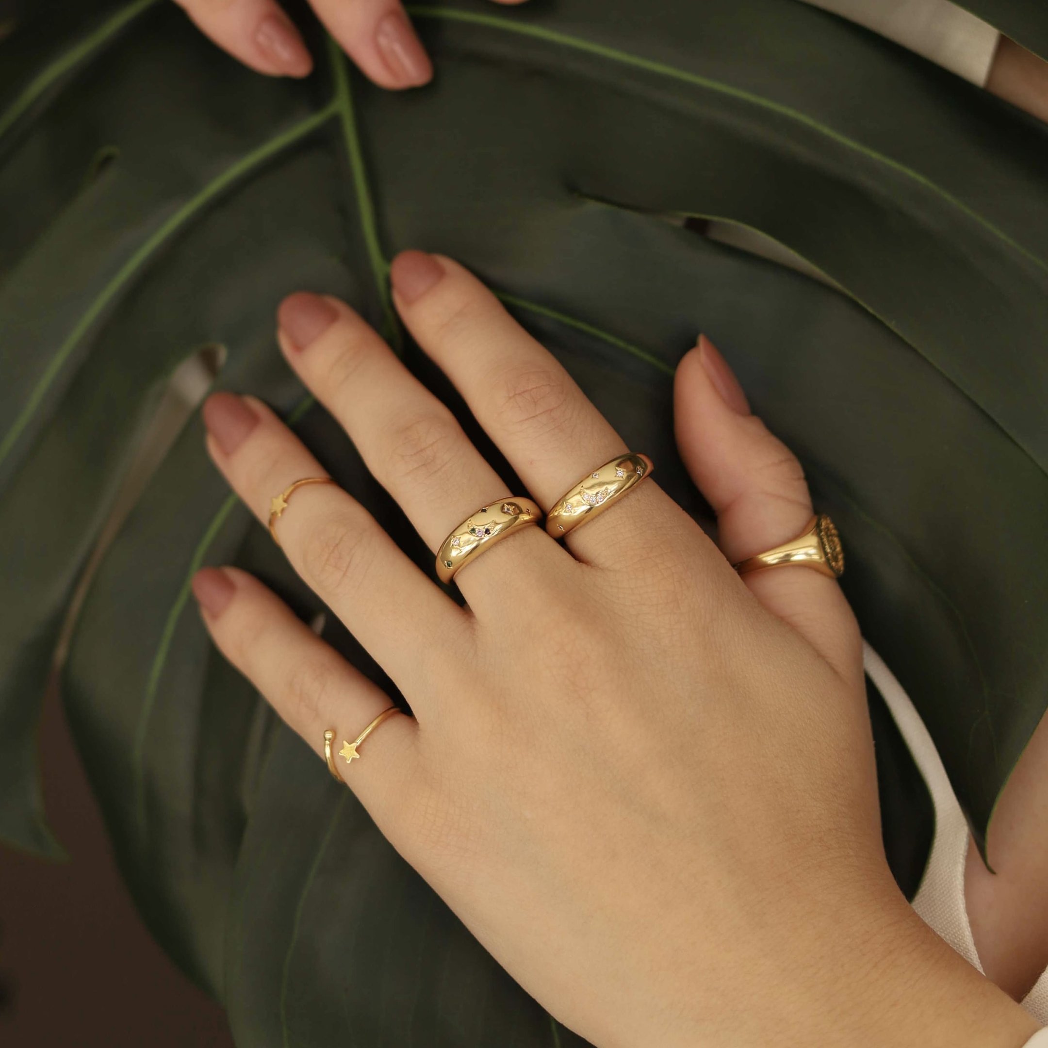 ANEL ESTRELAS DE ZIRCÕNIA DOURADO FOLHEADO