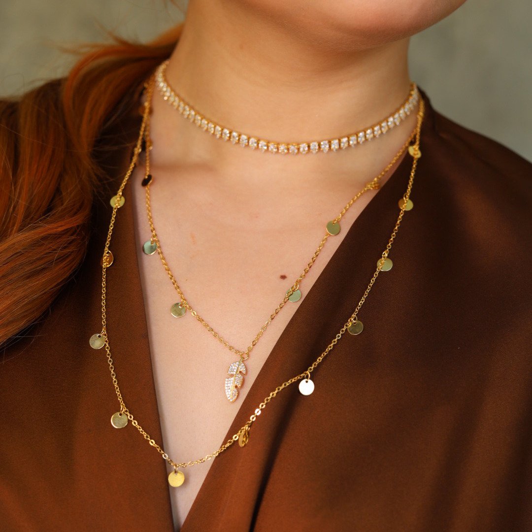COLAR CADEADO MINI MEDALHAS COM PINGENTE PENA DE ZIRCÔNIA DOURADO FOLHEADO