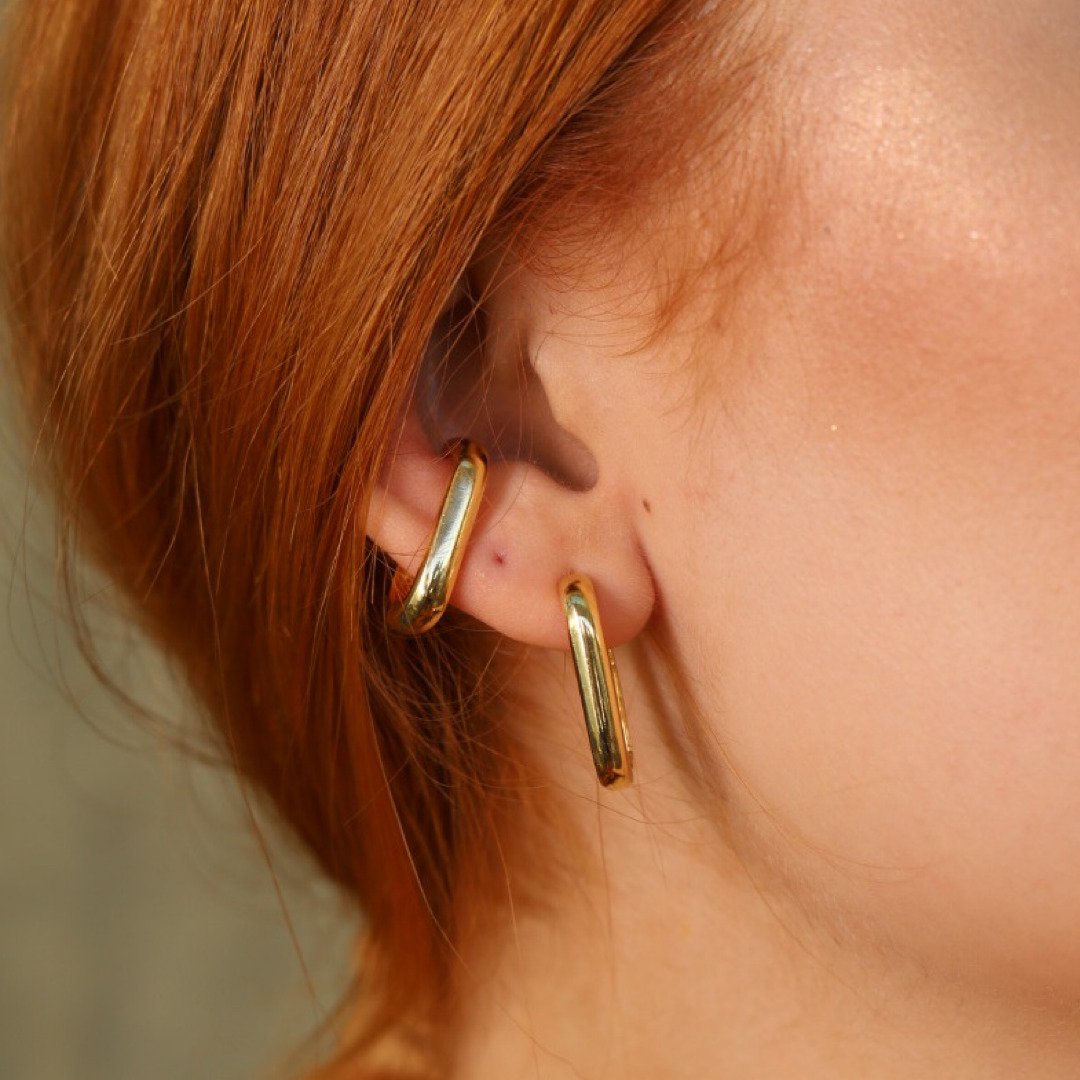 ARGOLA RETANGULAR ABERTA LISO DOURADO FOLHEADO