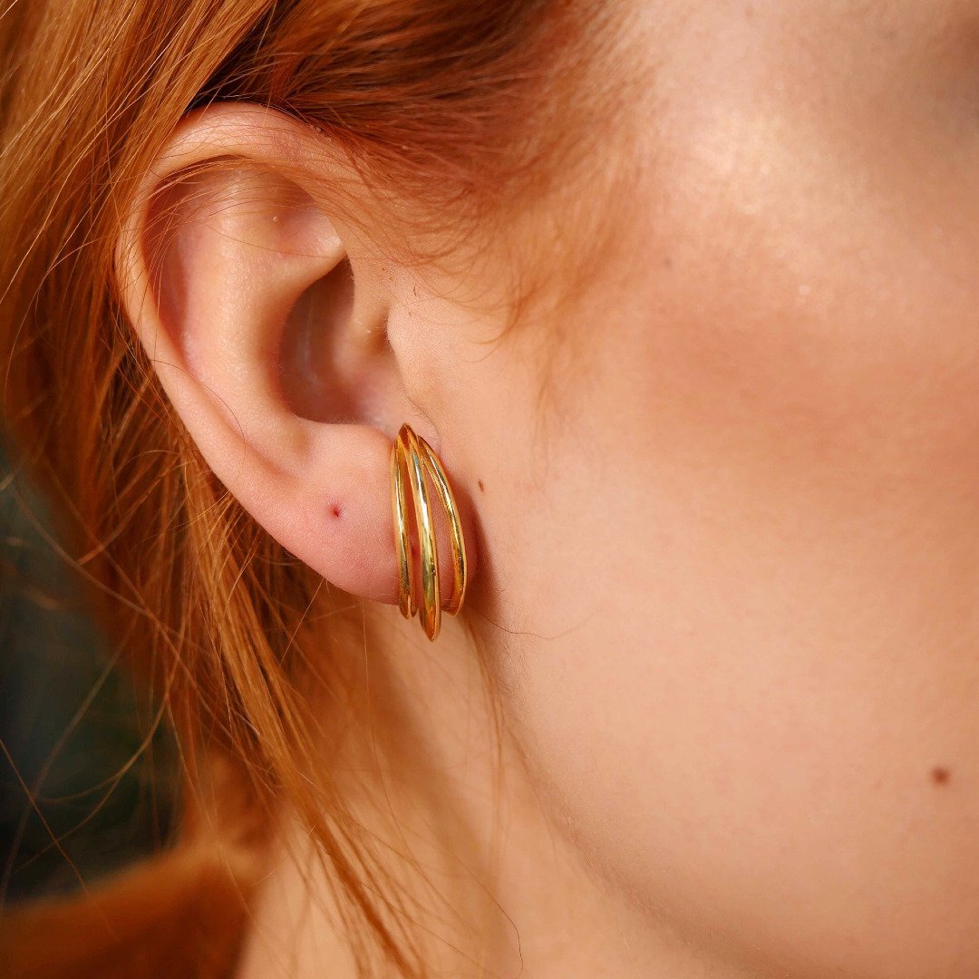 EAR HOOK AREDONDADA 3 FILEIRAS DOURADO FOLHEADO