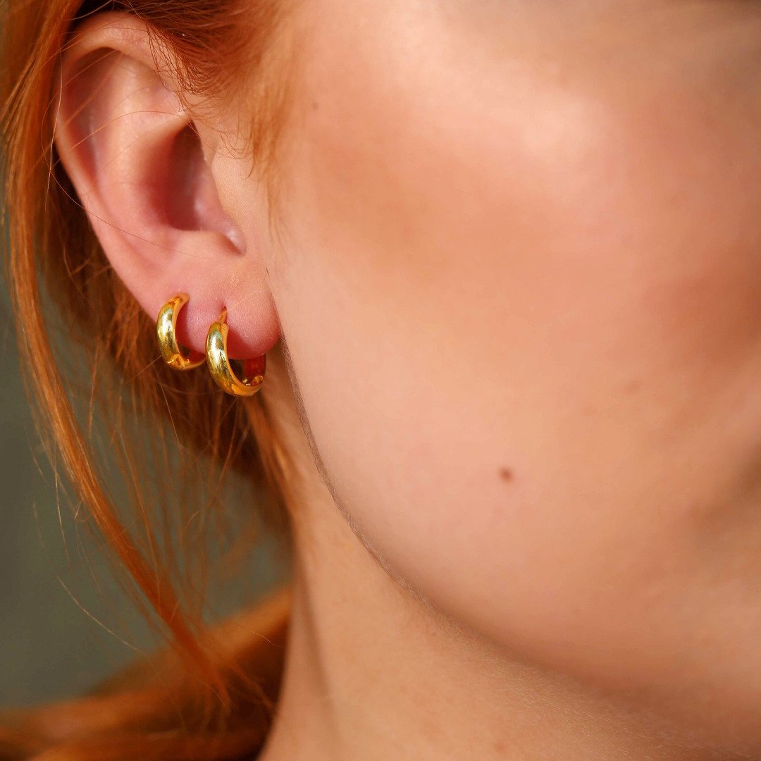 ARGOLA FINA LISA P, M,G DOURADO FOLHEADO