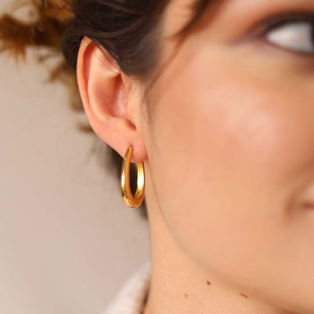 ARGOLA LISA MEDIA U DOURADO FOLHEADO