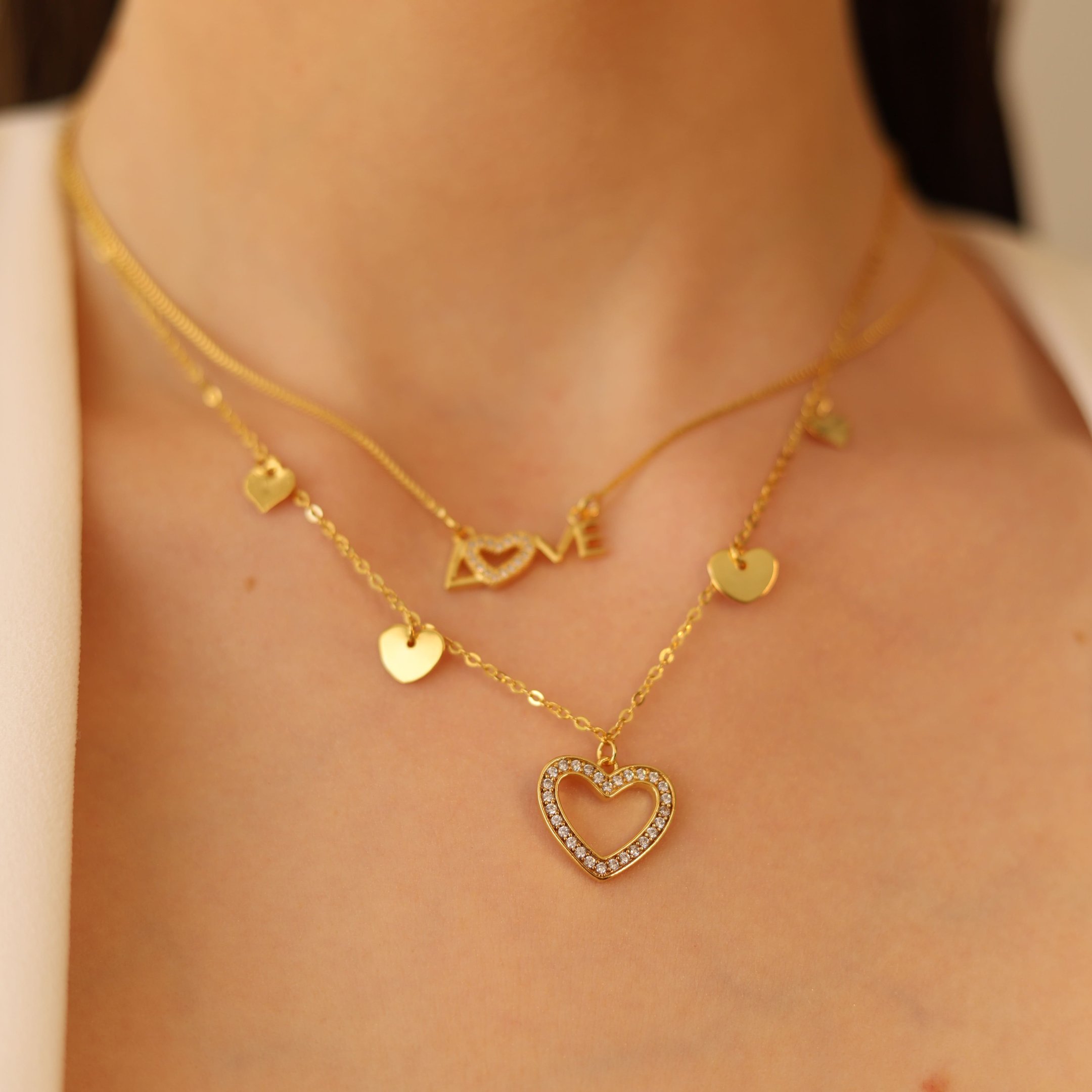 COLAR CORAÇÃO BORDA DE ZIRCÔNIAS COM MINI CORAÇÕES DOURADO FOLHEADO