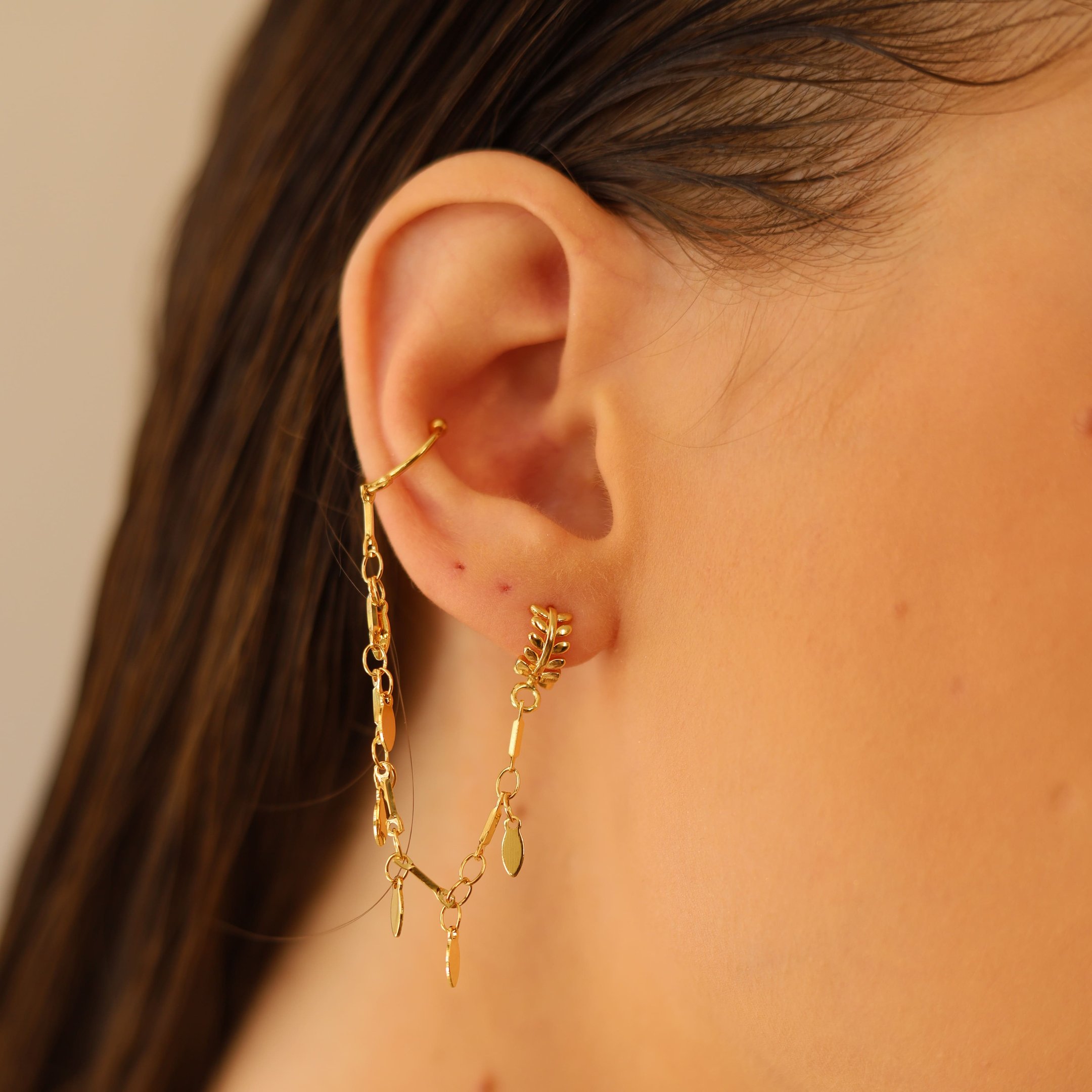 EAR LINE FOLHAGEM FOLHAS LISAS COM PIERNCING FACK DOURADO FOLHEADO