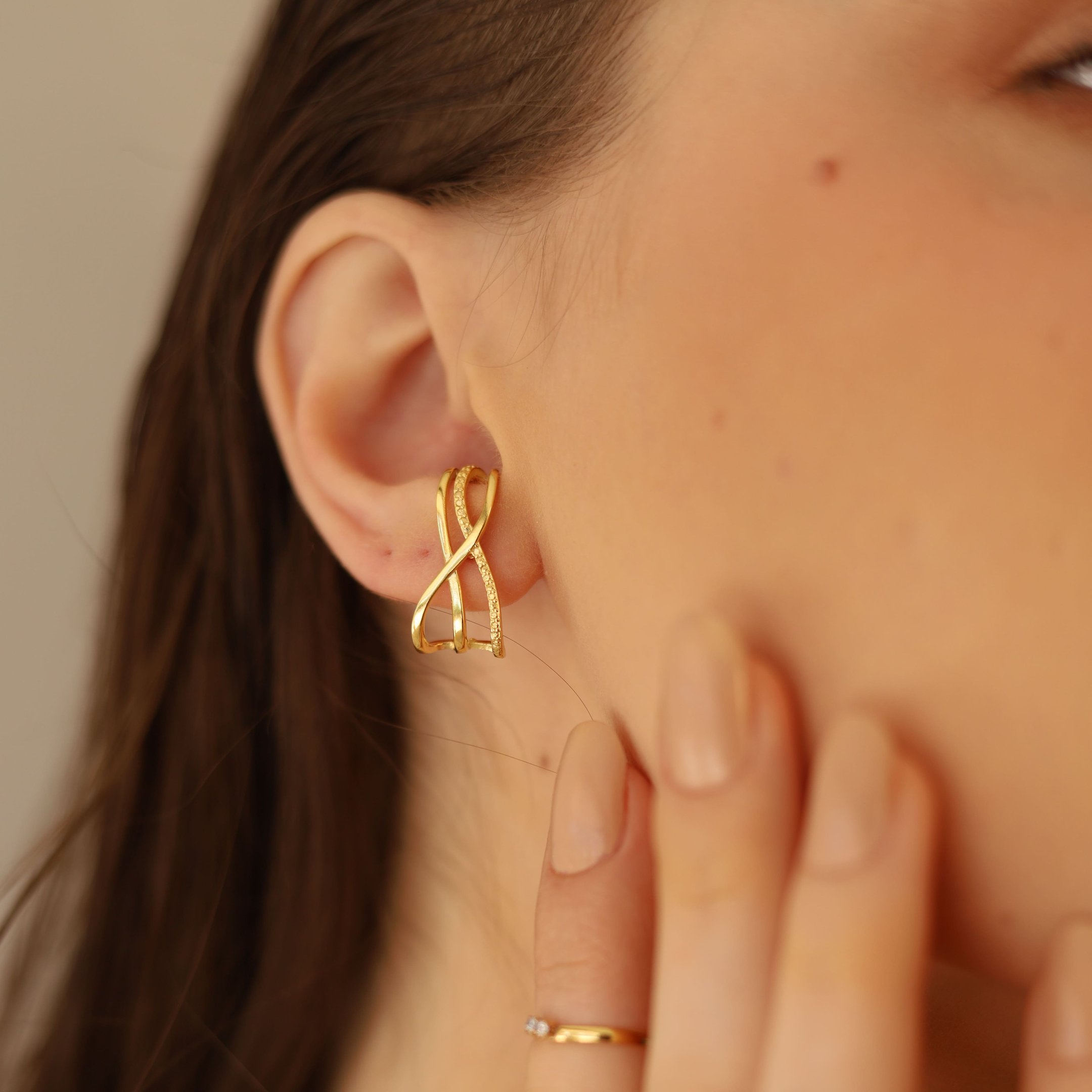 EAR HOOK X E PONTOS DOURADO FOLHEADO