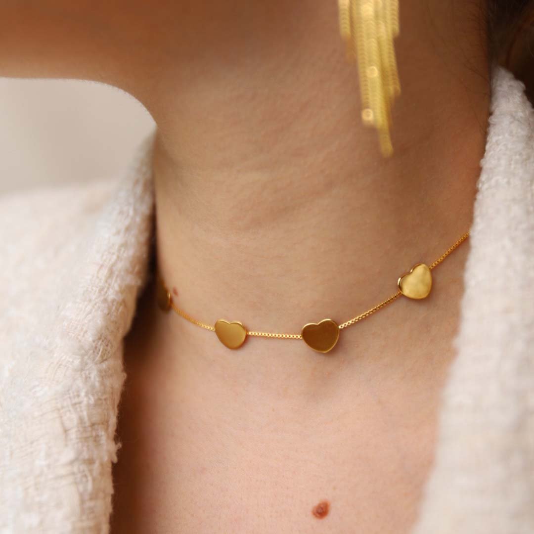 CHOKER SETE CORAÇÕES BANHADO A OURO 18K